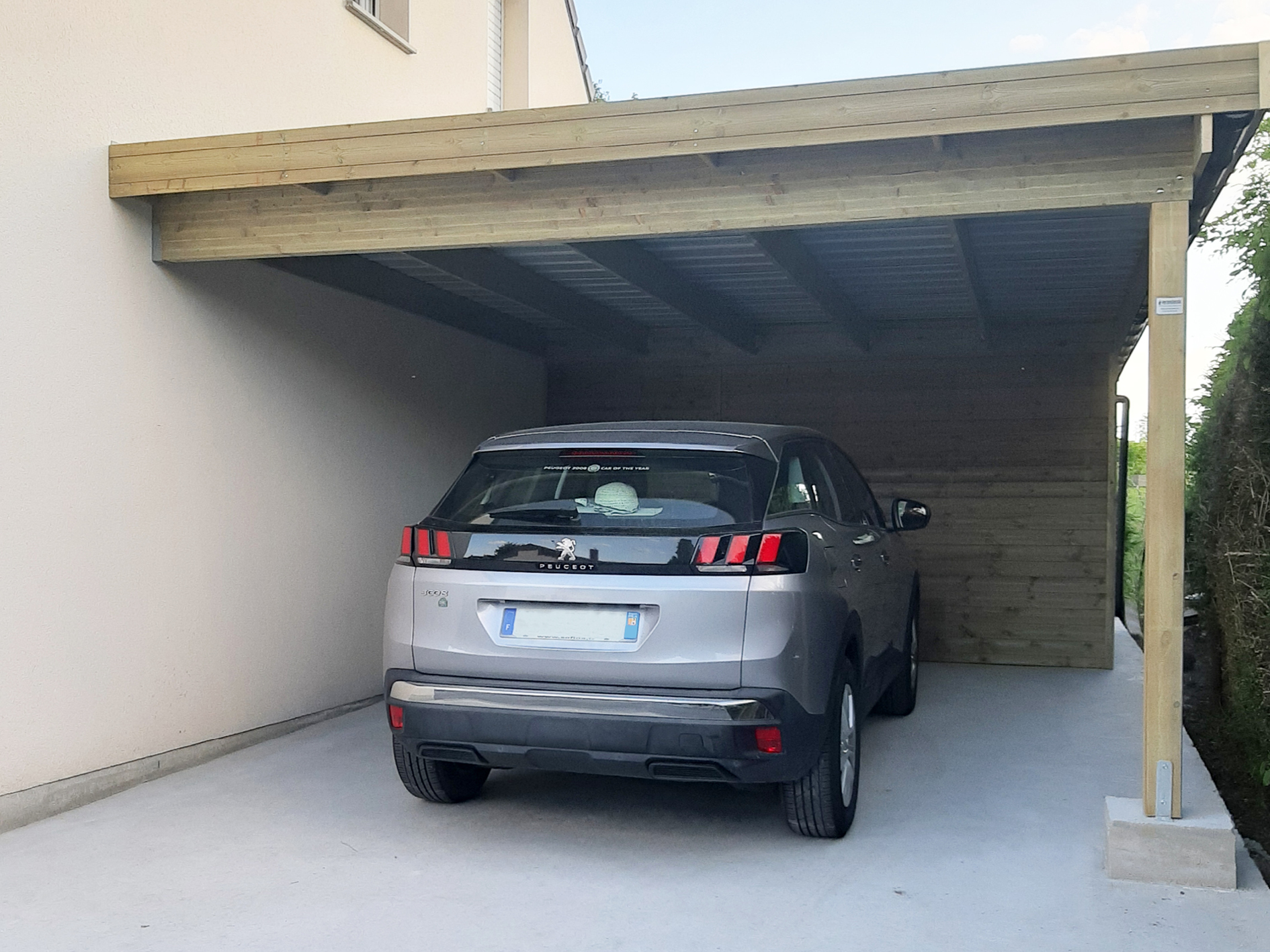 Aangebouwde houten carport