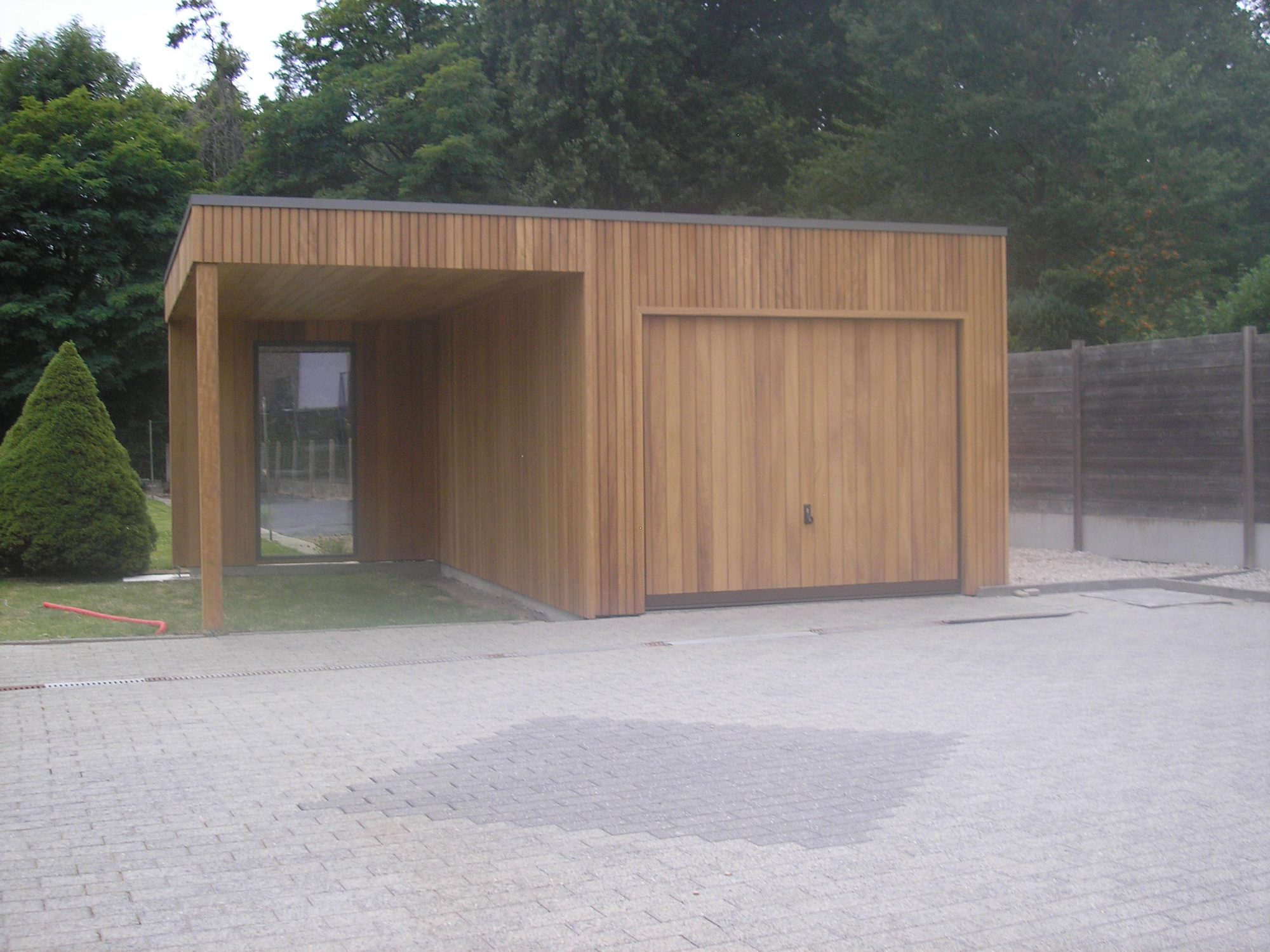 Houten garage met kantelpoort
