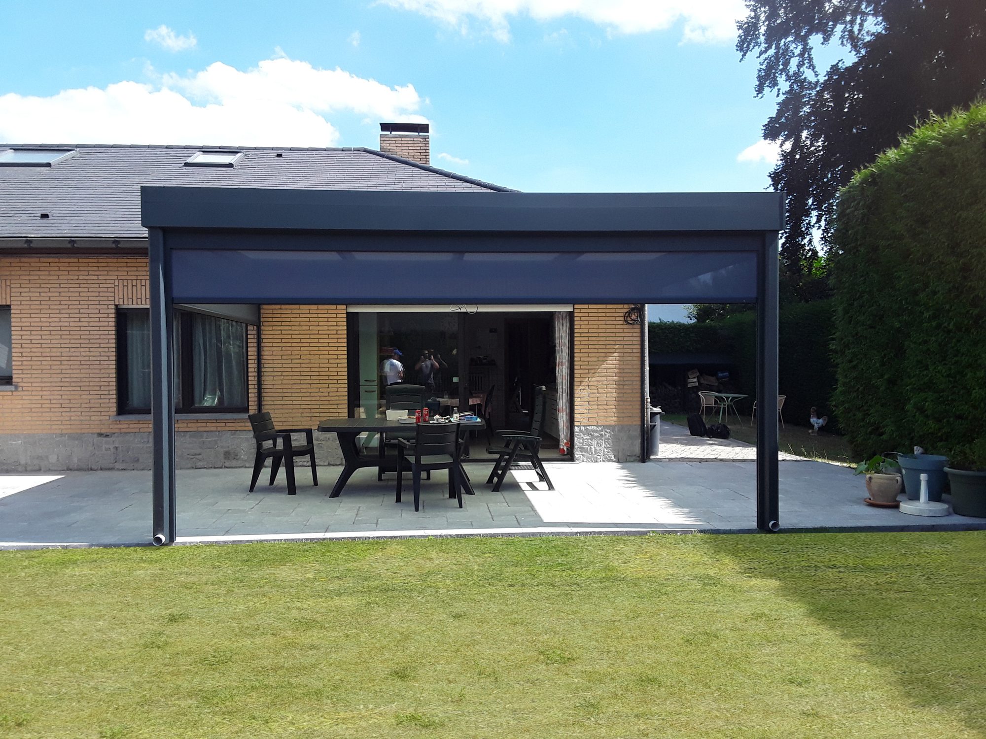 Moderne pergola met screens