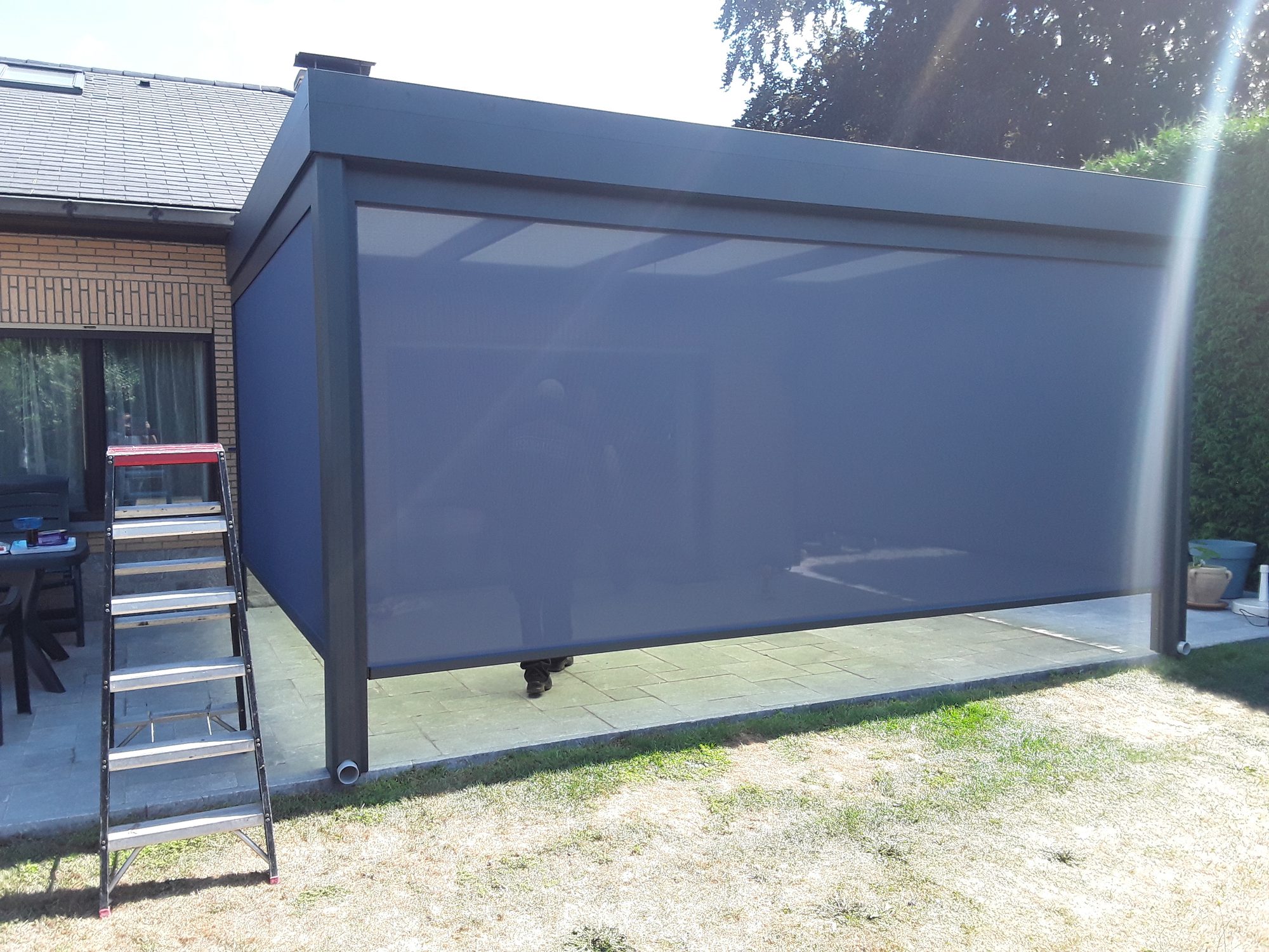 Pergola met screens
