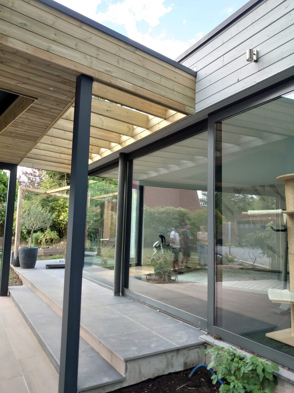 Aangebouwde houten terrasoverkapping in Rode Noorse Den