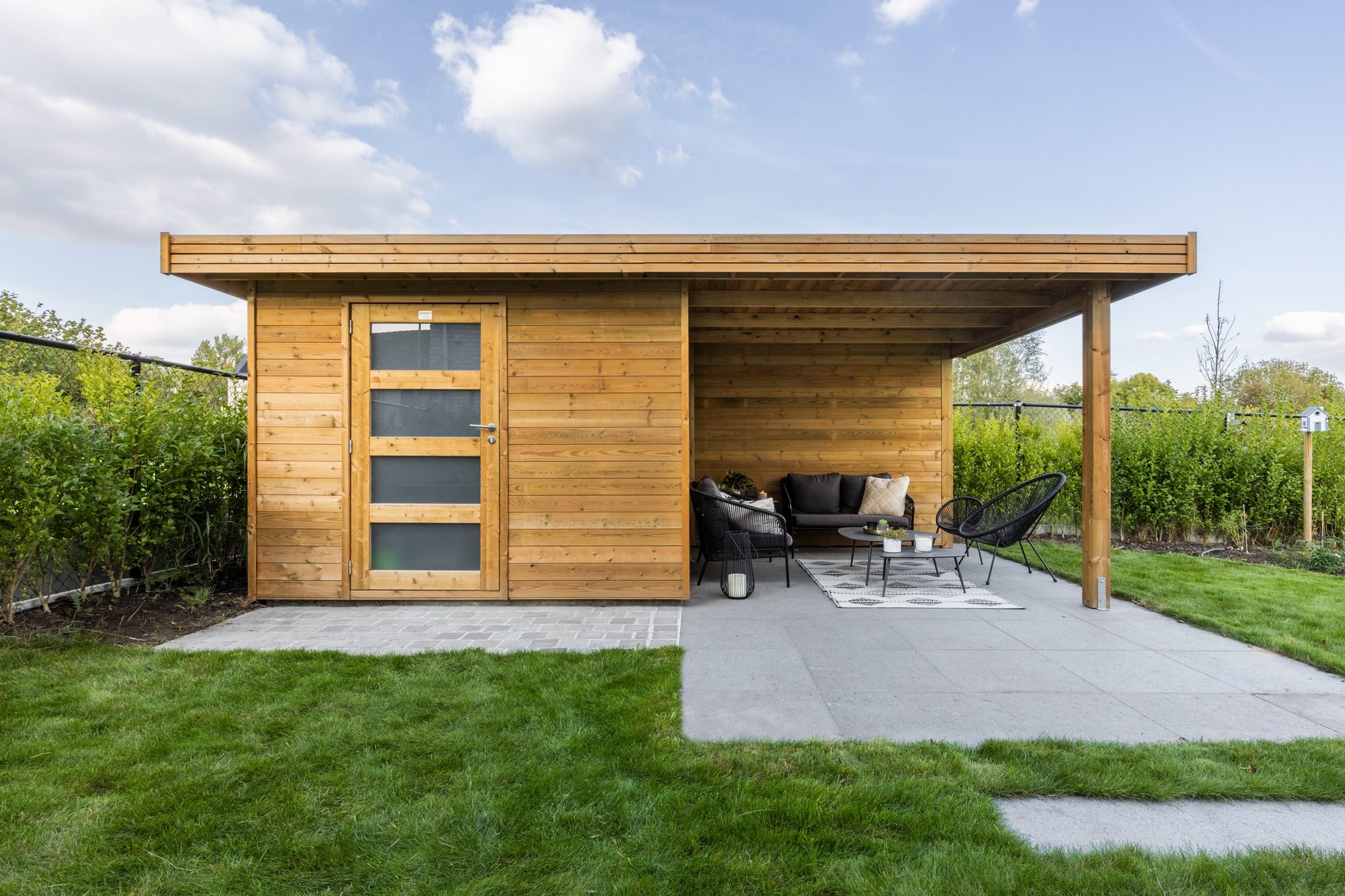 Houten tuinhuis met oversteek