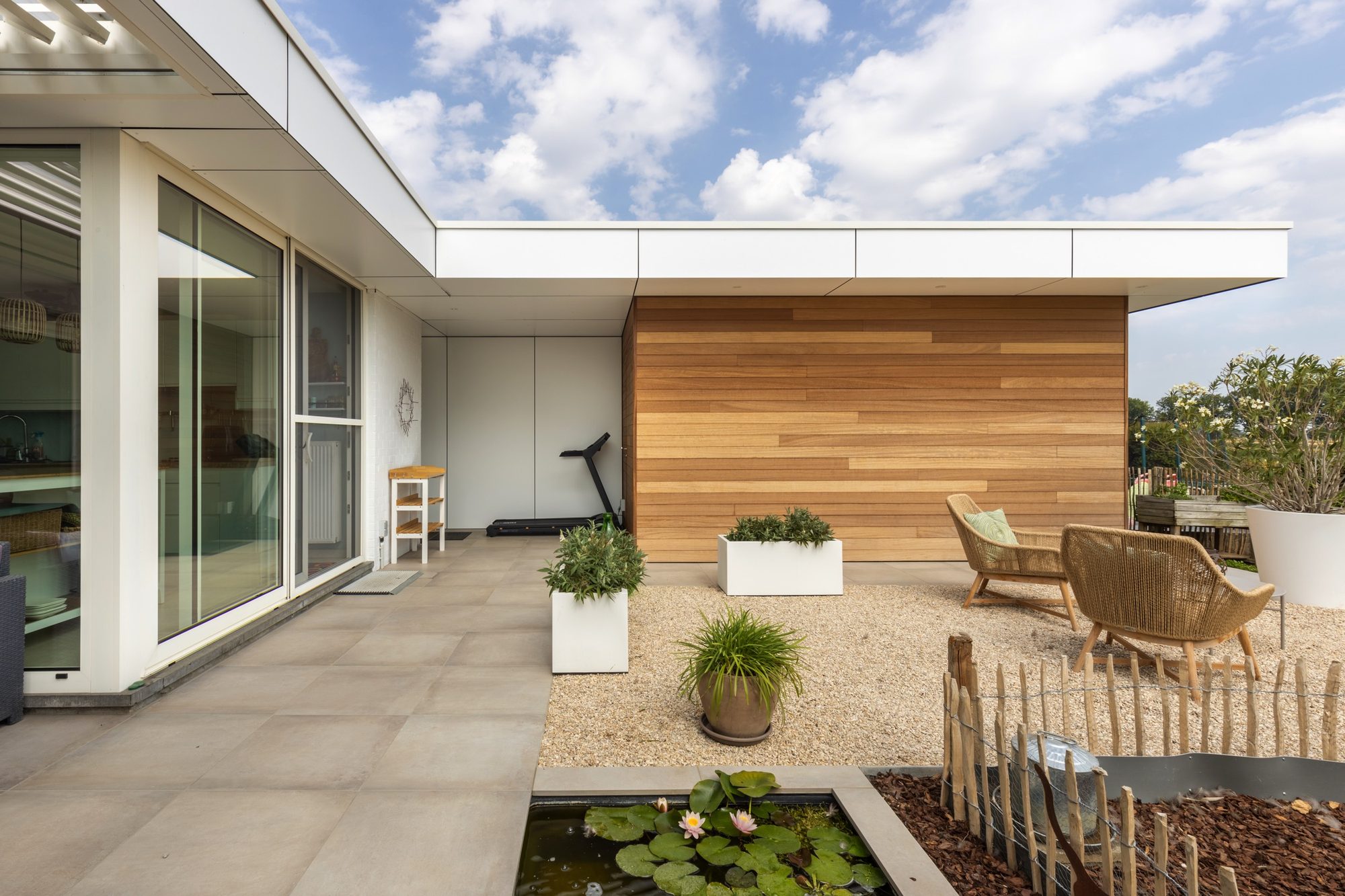 Annexe moderne en bois et Trespa
