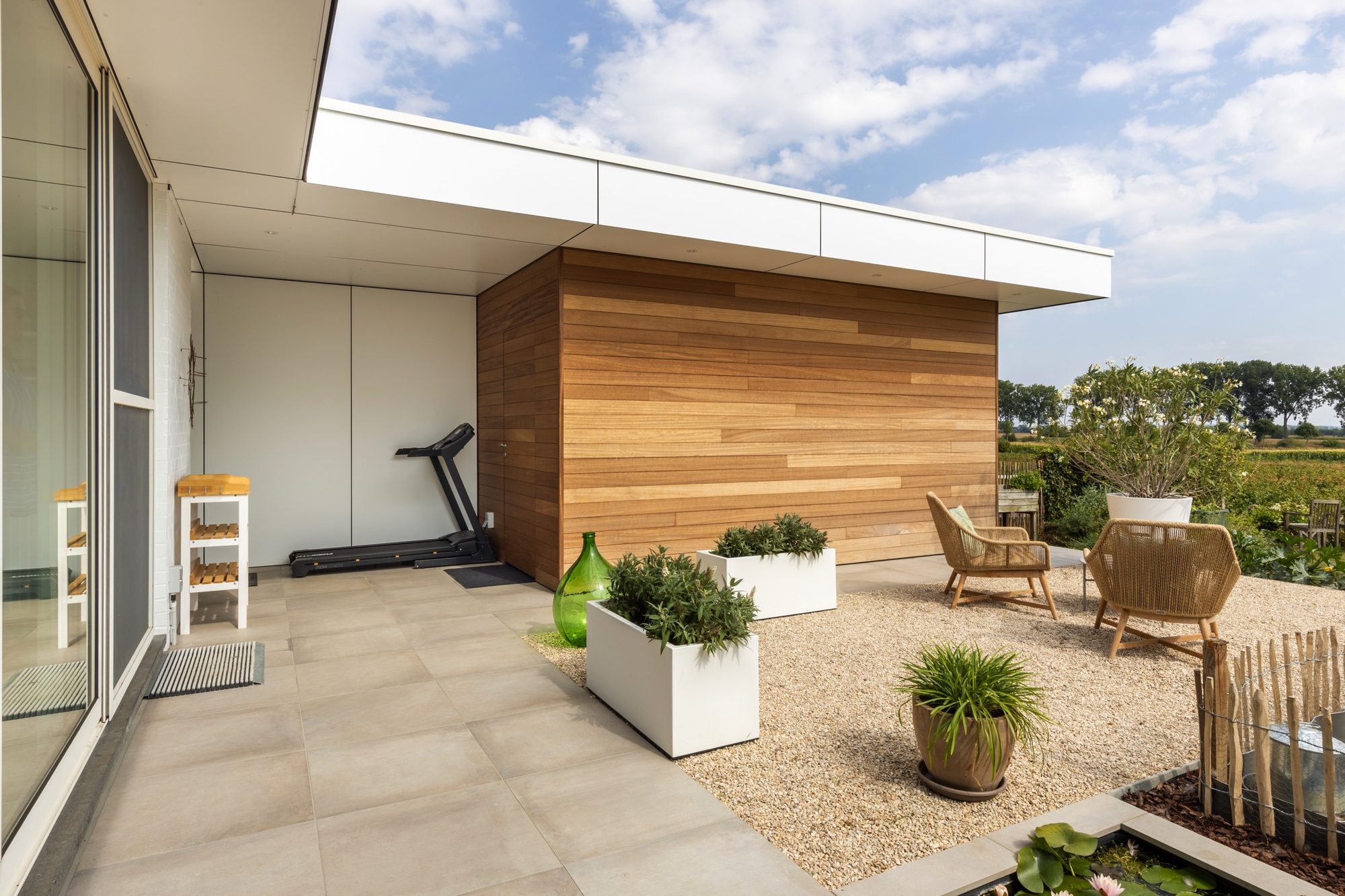 Extension de maison moderne en bois et Trespa
