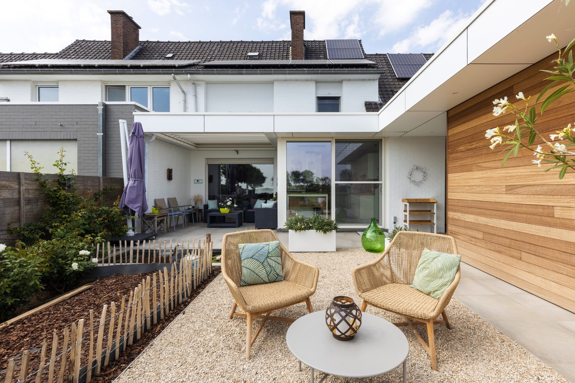 Annexe moderne en bois et Trespa