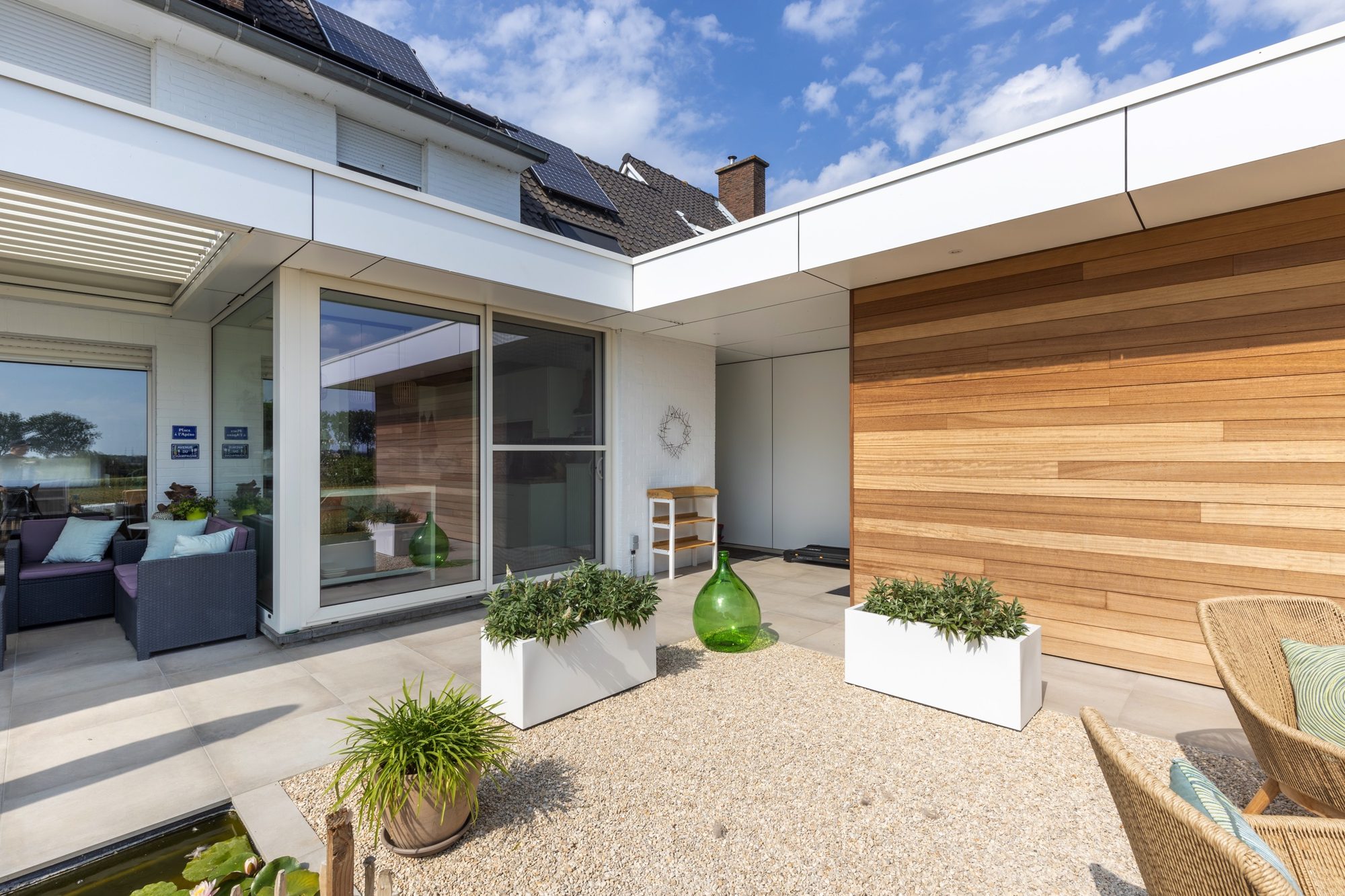 Annexe moderne en bois et Trespa