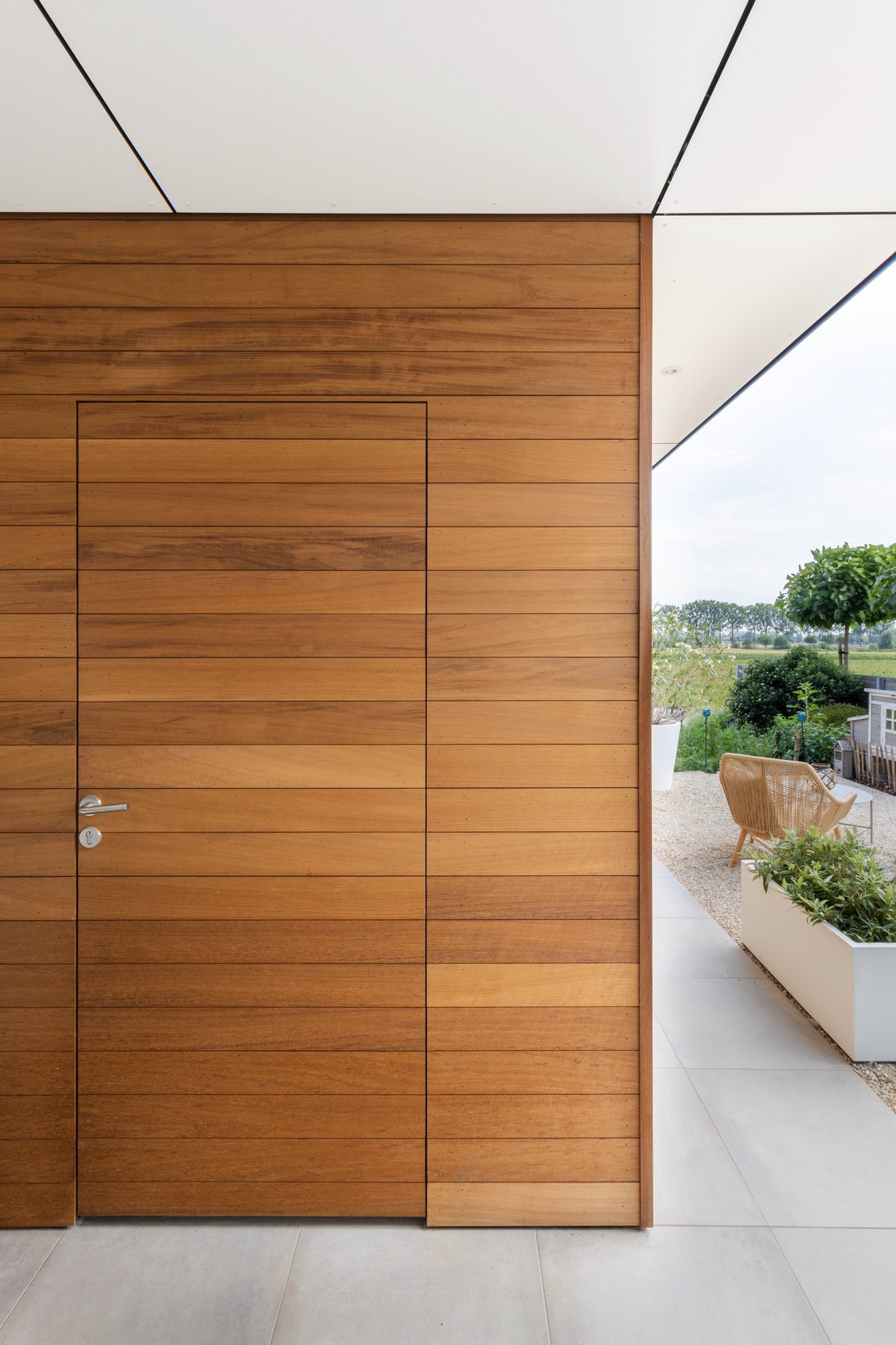 Débarras avec porte pleine en iroko
