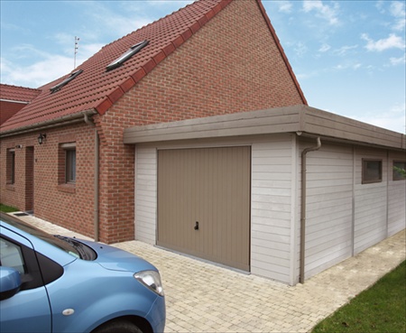 Aangebouwde houten garage