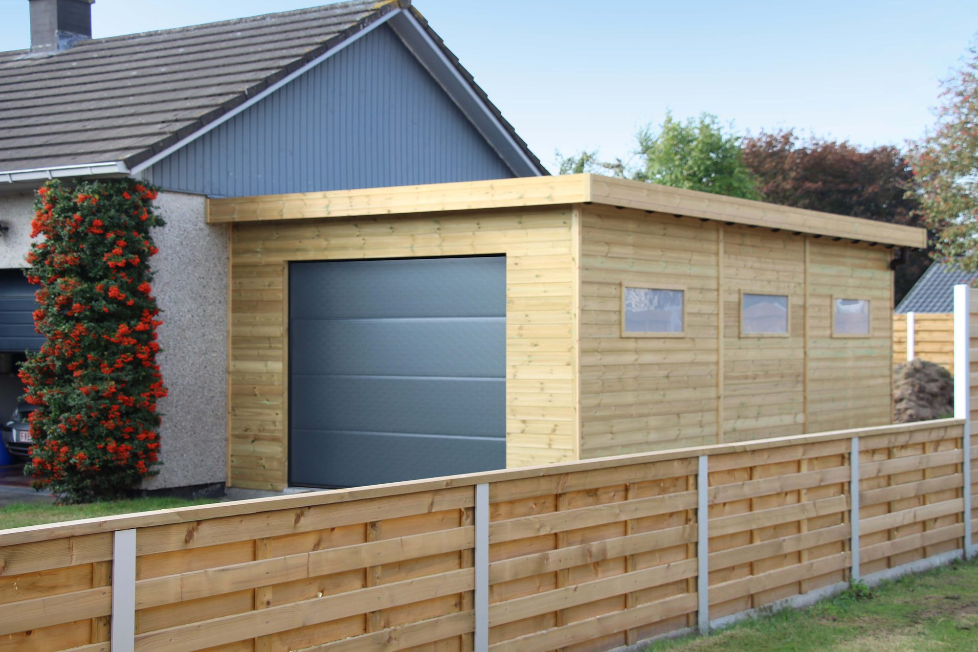 Garage attaché avec porte sectionnelle