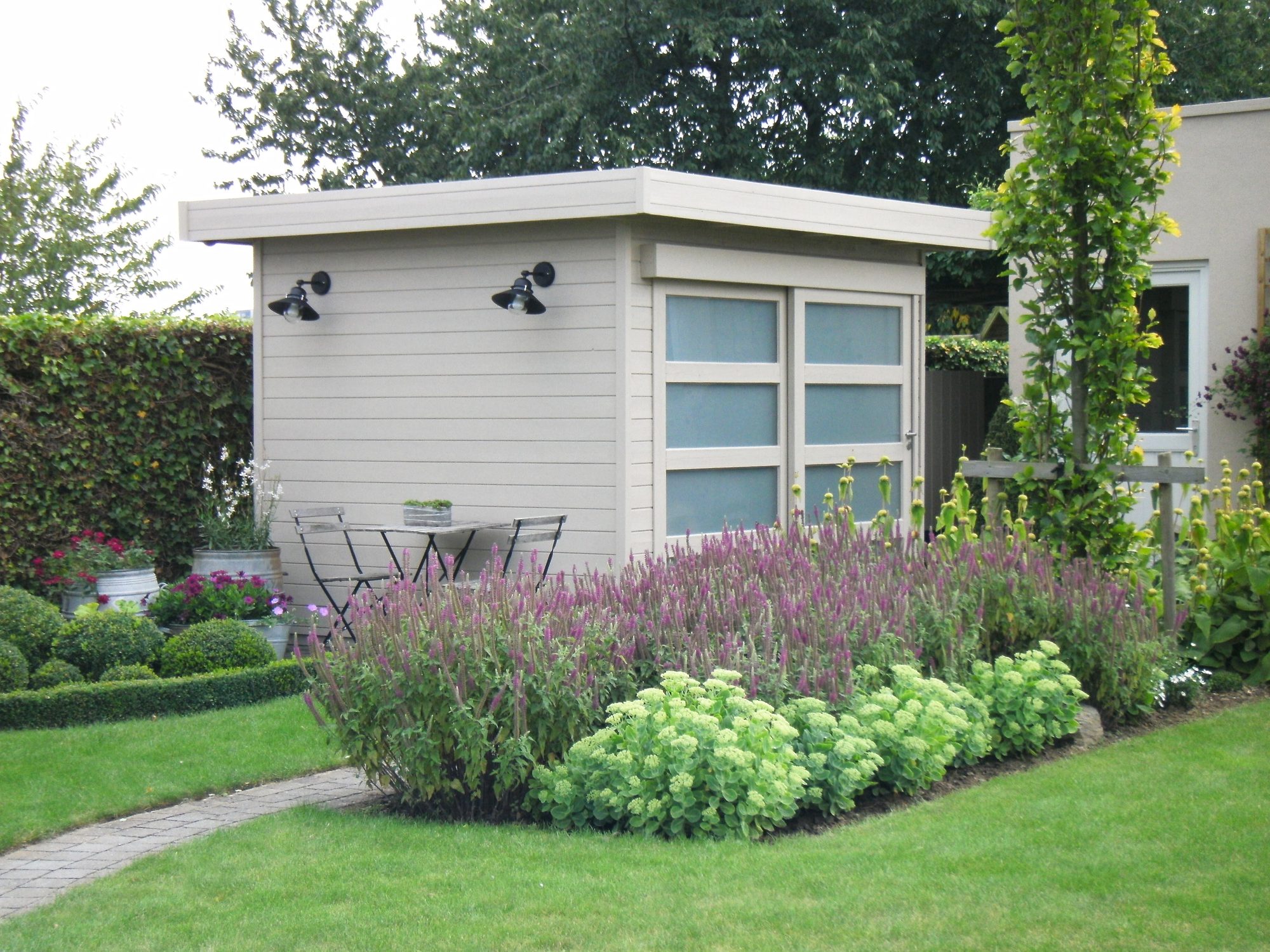 Abri de jardin moderne avec porte coulissante
