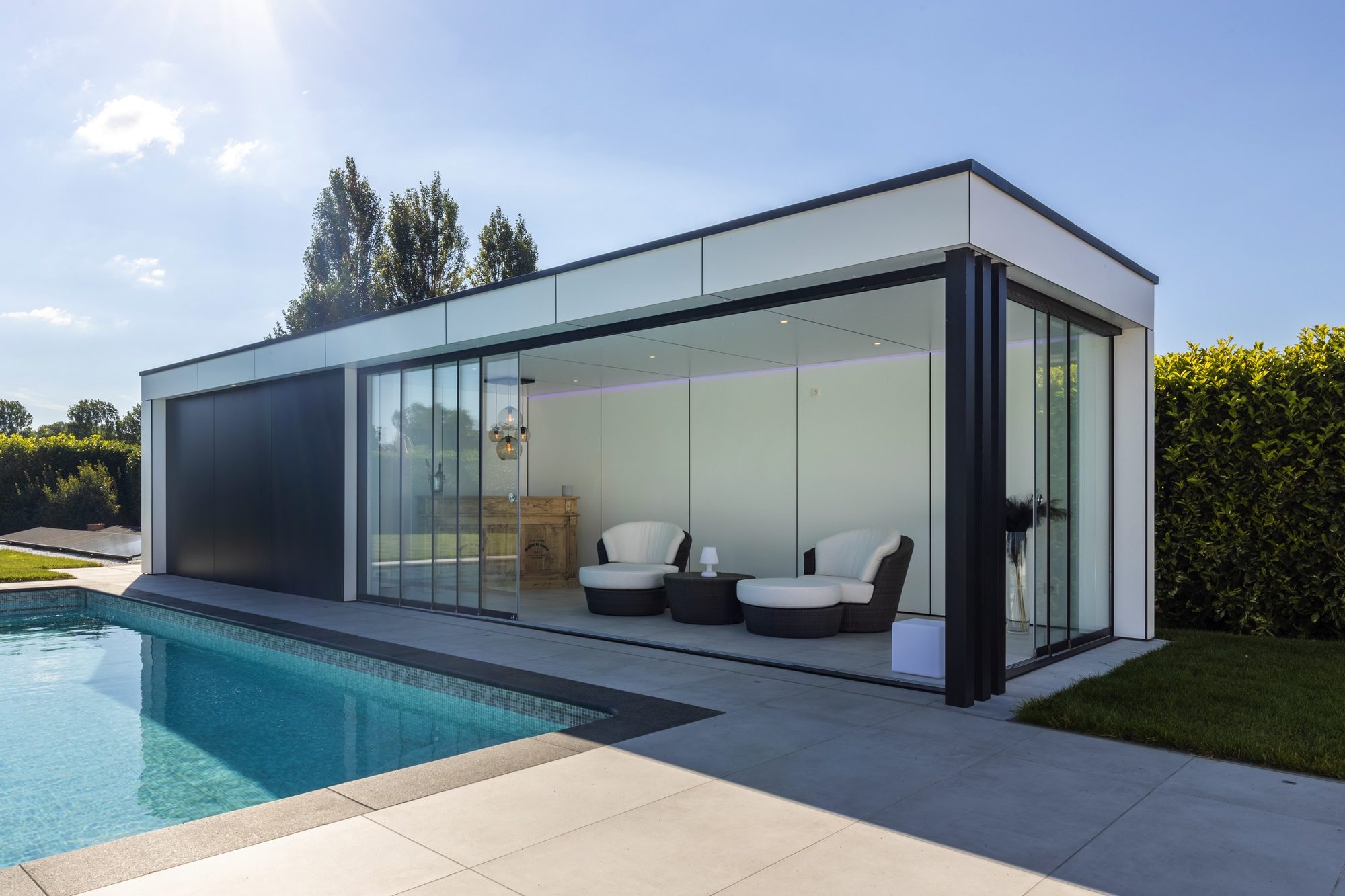 Pool house épuré en Trespa