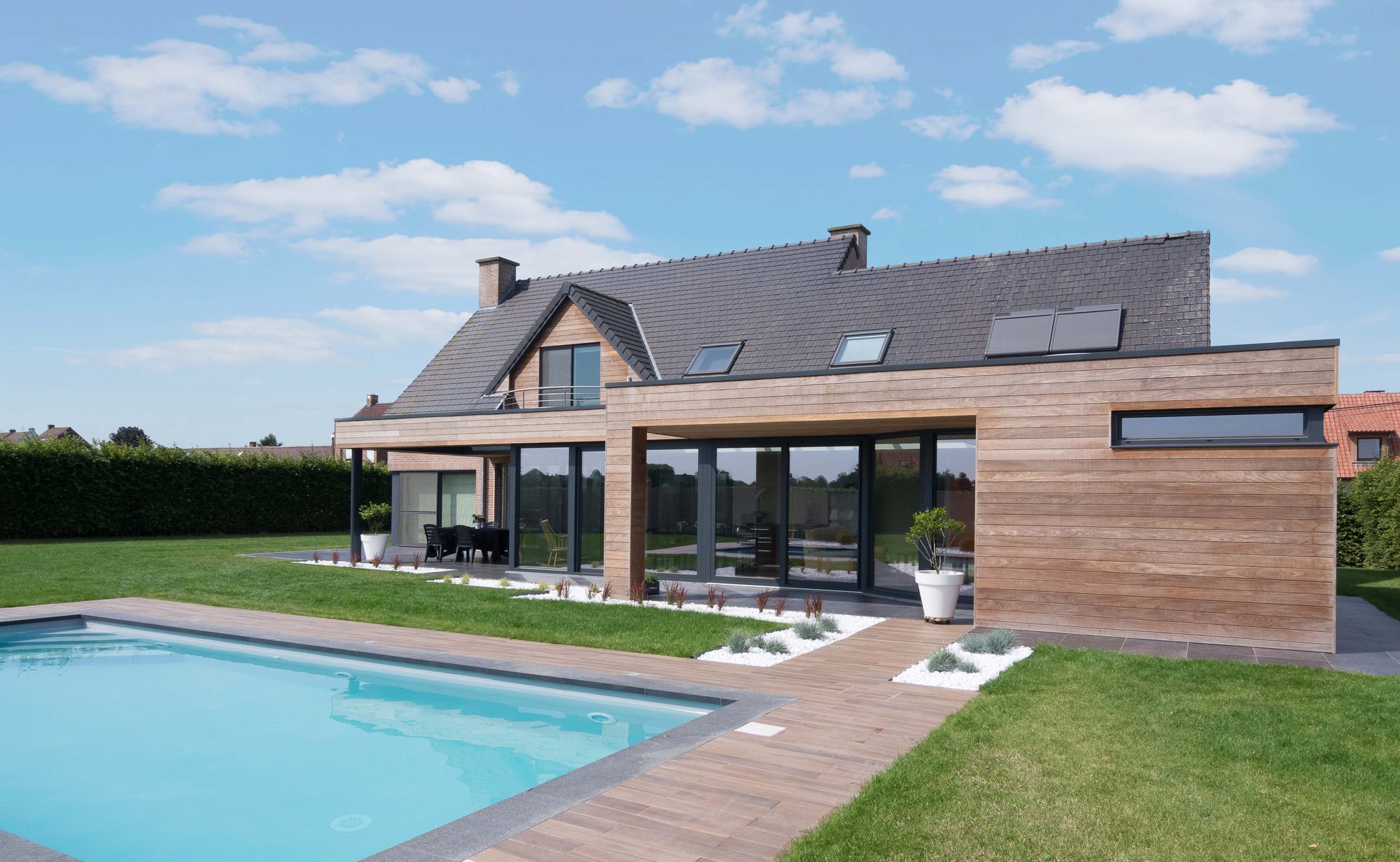 Houten uitbouw met overkapping