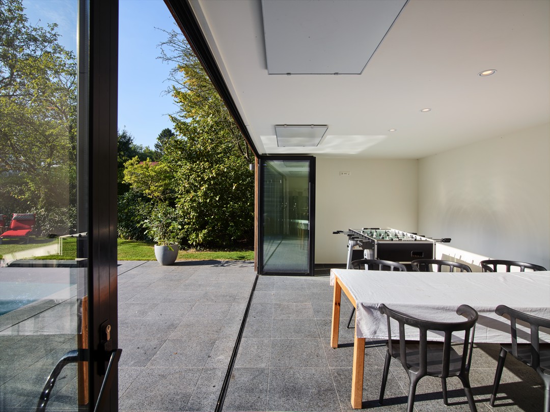 Poolhouse met schuifdeuren