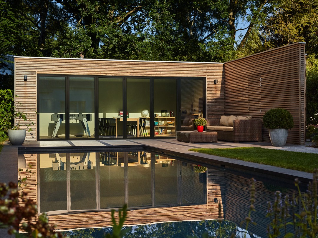 Modern houten poolhouse met lounge