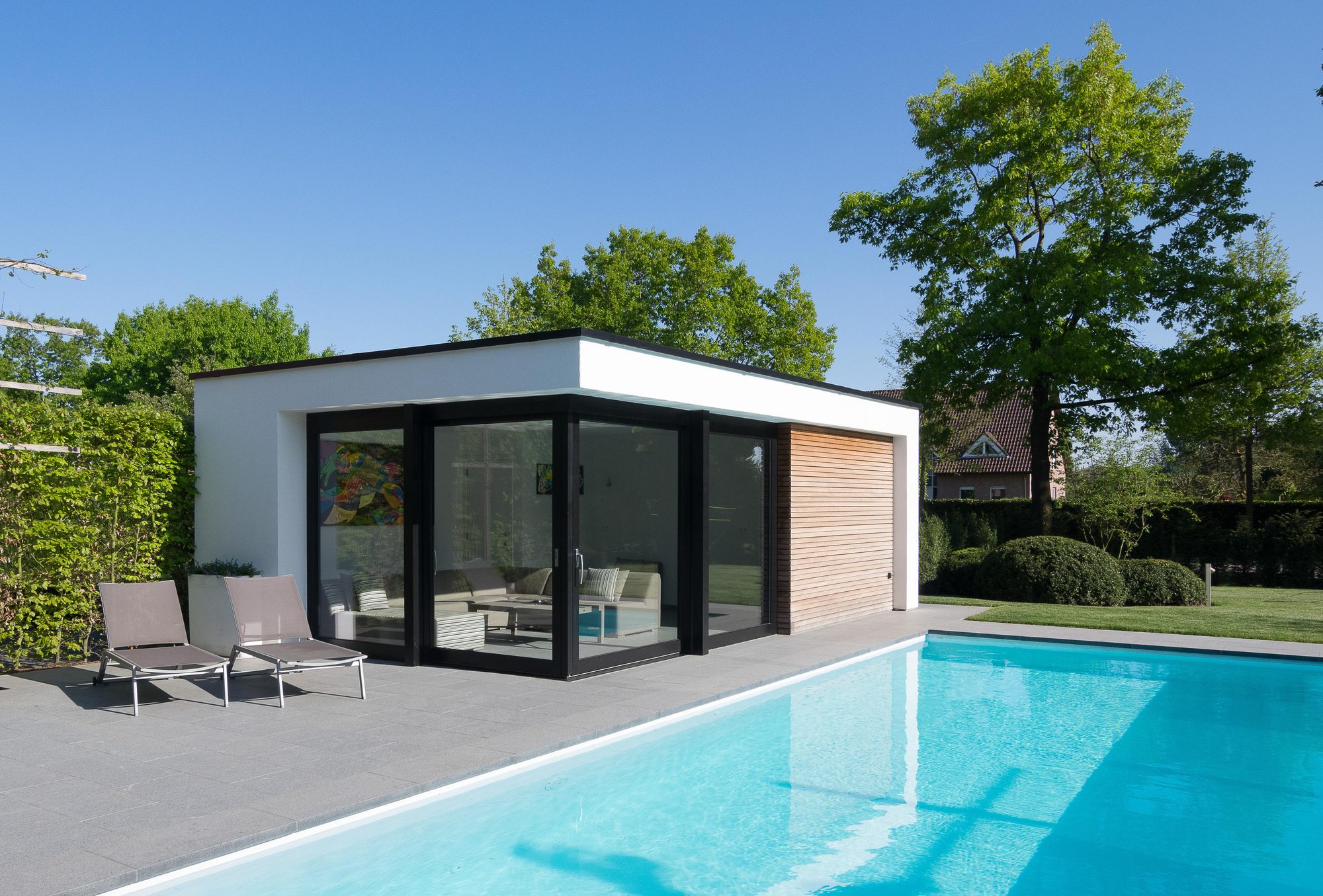 Poolhouse in witte crepi en moabi