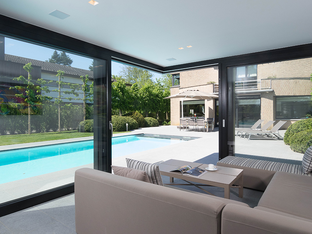 Poolhouse met schuifdeuren