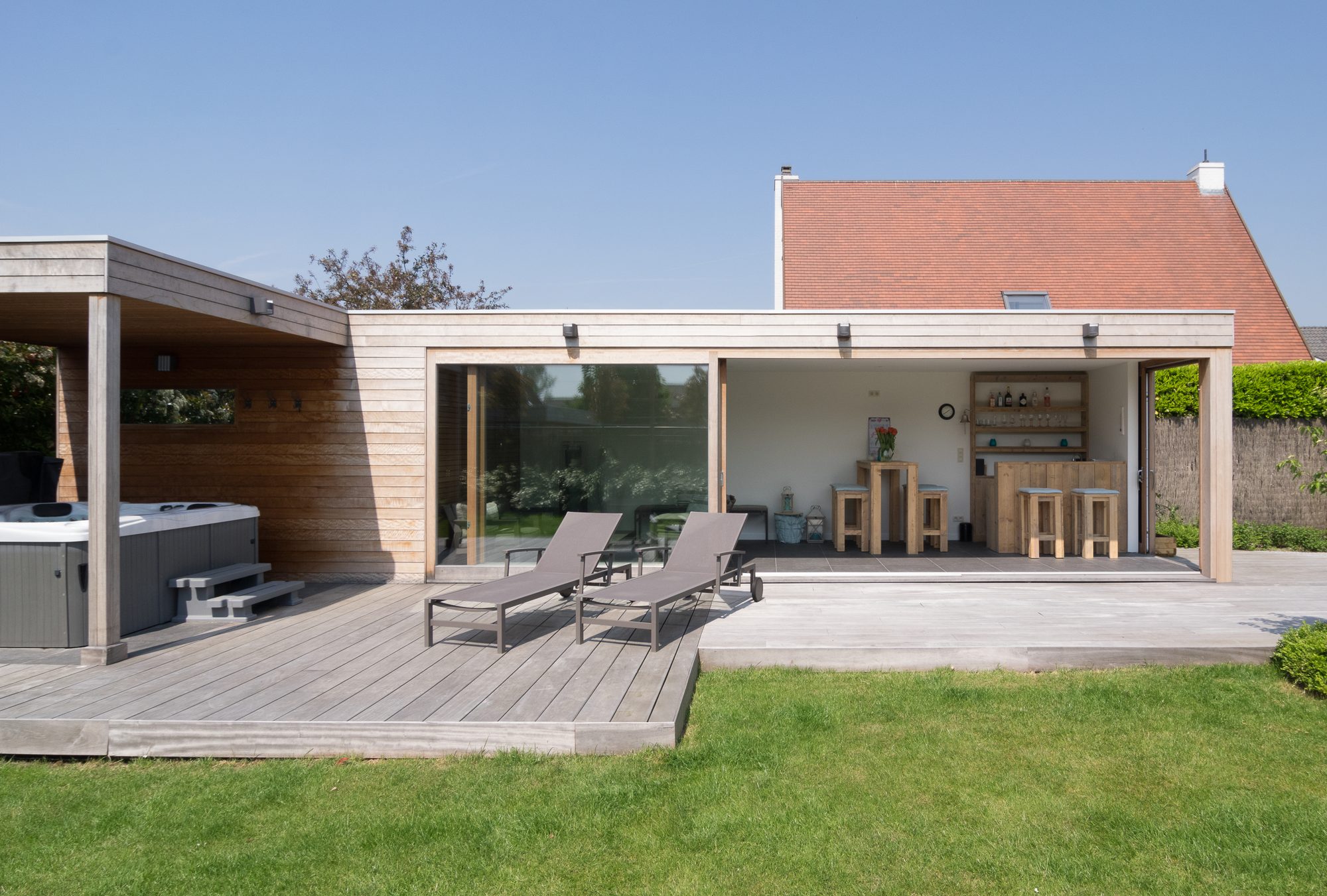 Chambre de jardin en bois avec jacuzzi