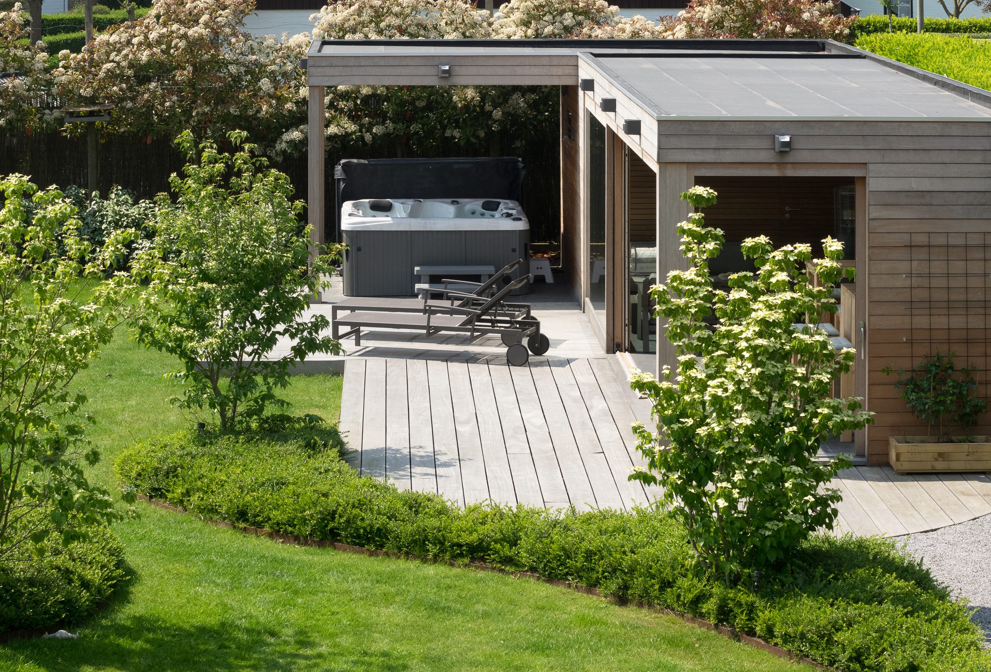 Annexe moderne en bois avec jacuzzi