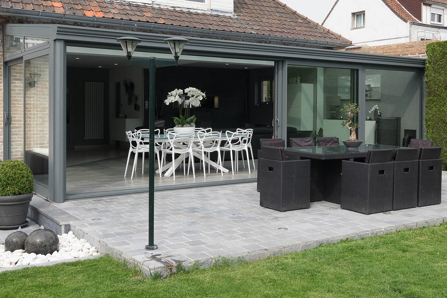 Klassieke veranda met grote schuiframen