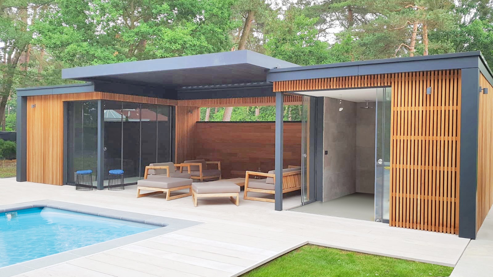 Renson Algarve Terrasoverkapping bij Poolhouse