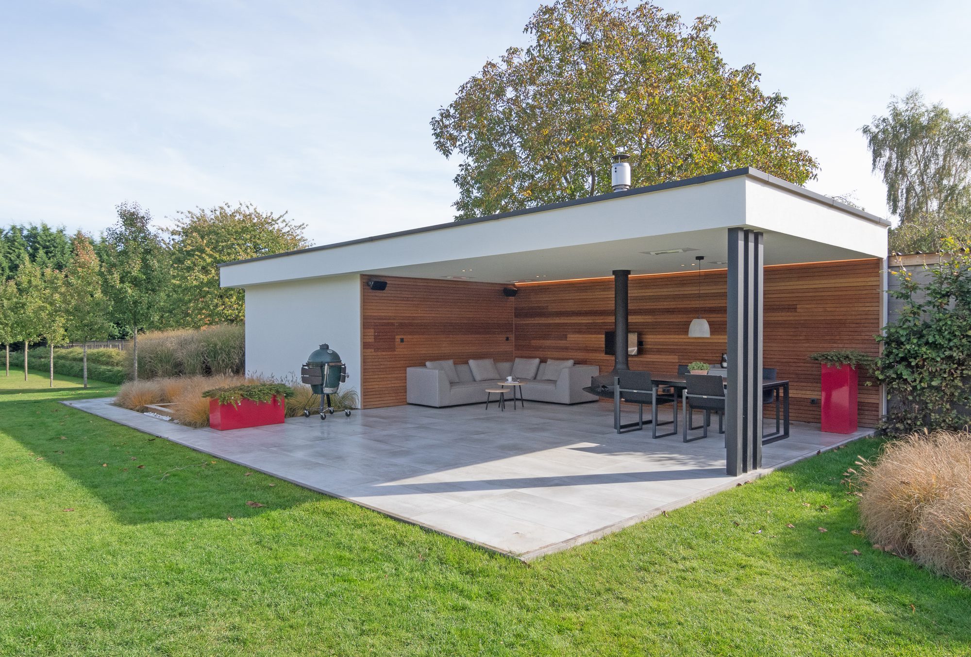Pool house en crépi et Moabi