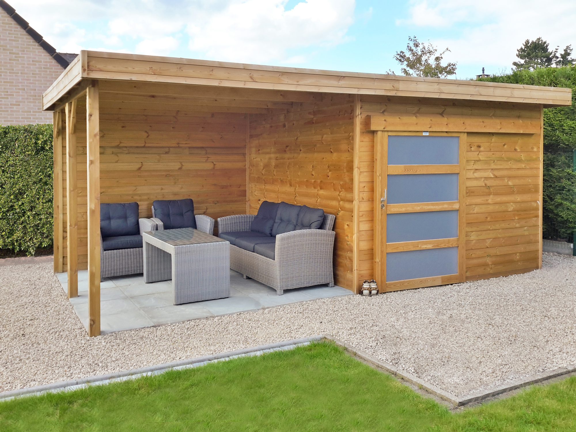 Modern tuinhuis met overkapping met overdekt terras