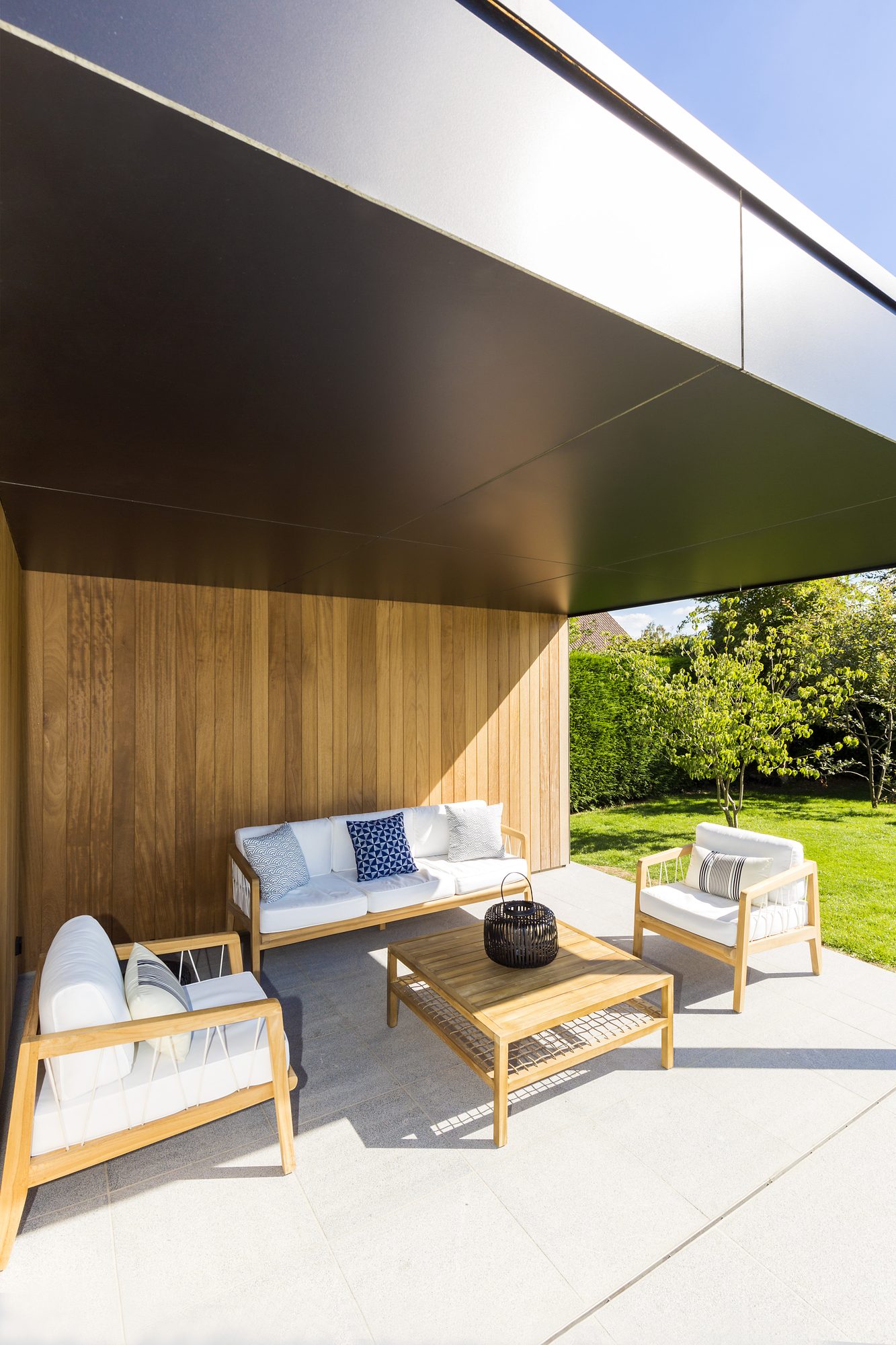 Poolhouse met zwarte volkern en verticale Iroko houtlatten