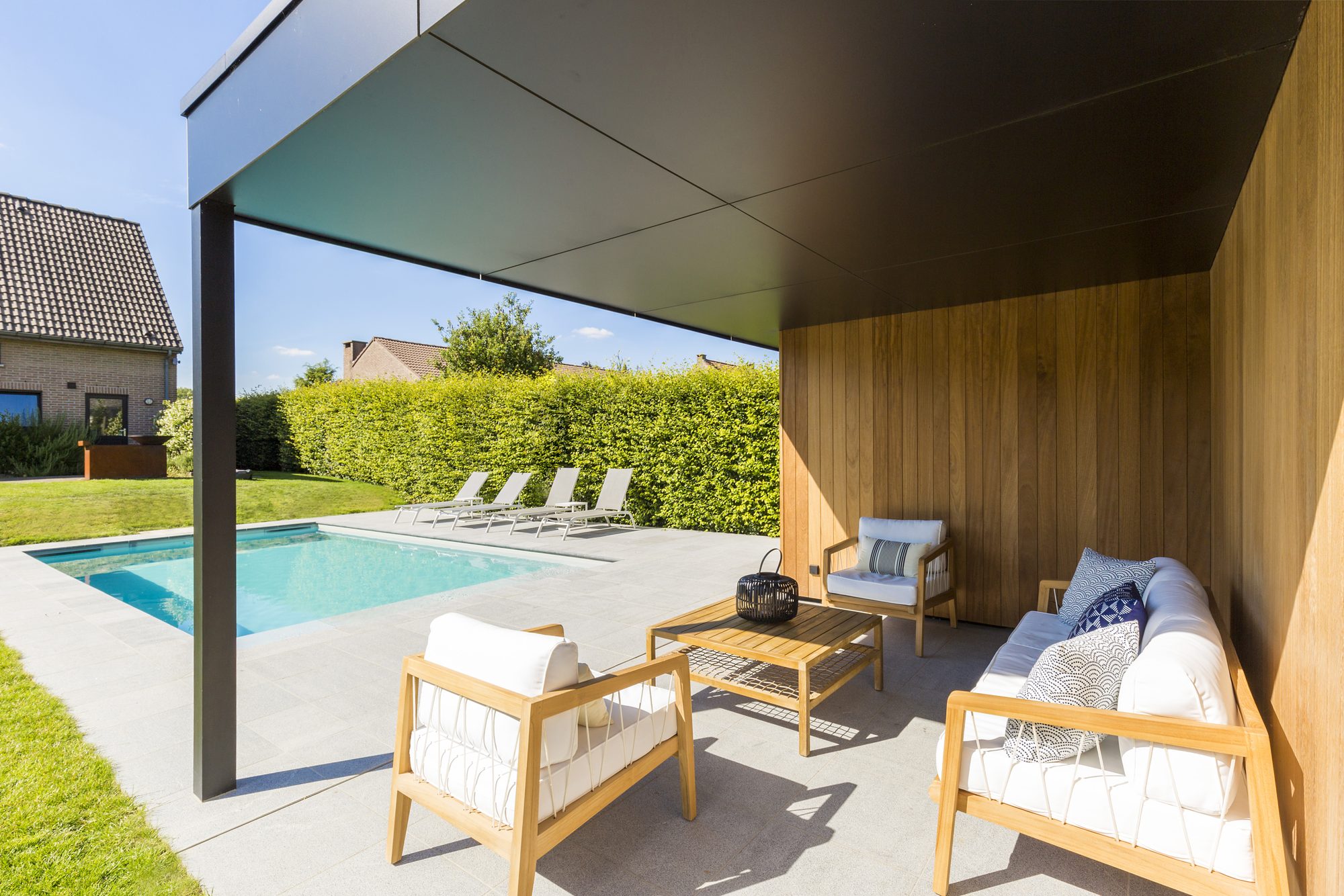 Poolhouse afgewerkt met Trespa en Iroko