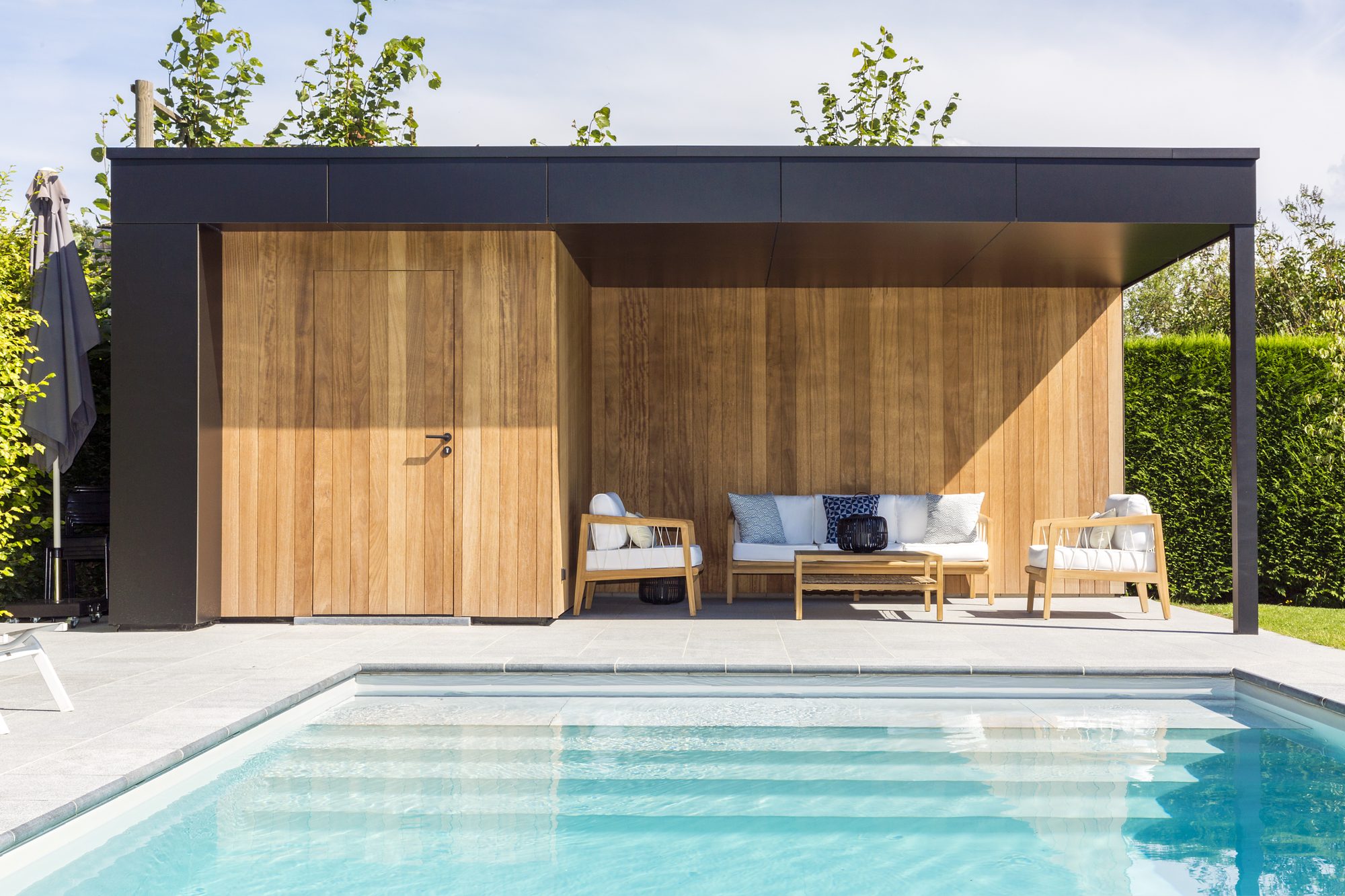 Poolhouse met trespa- & irokoafwerking
