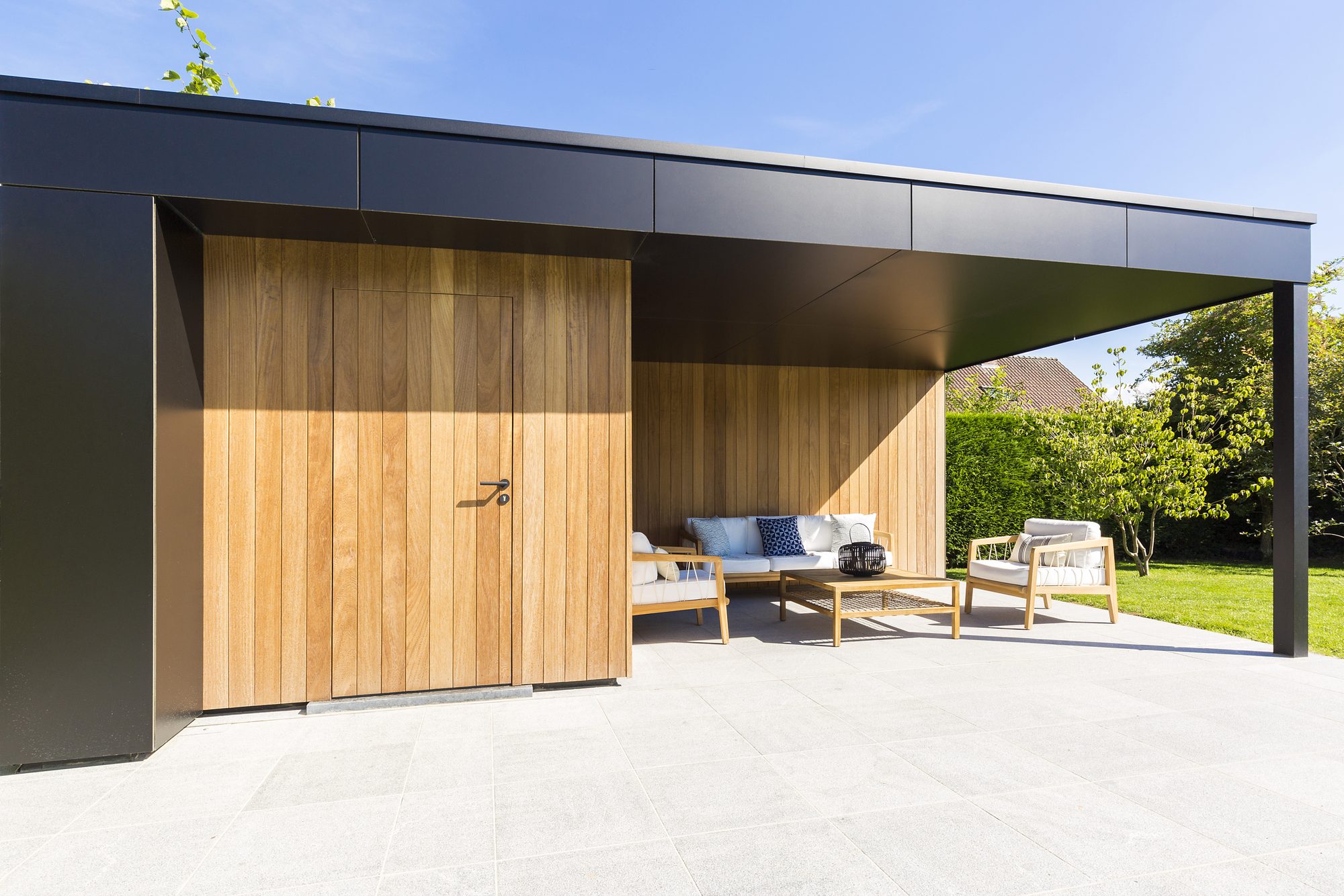 Poolhouse met luifel in Trespa en berging en achterwand in Iroko