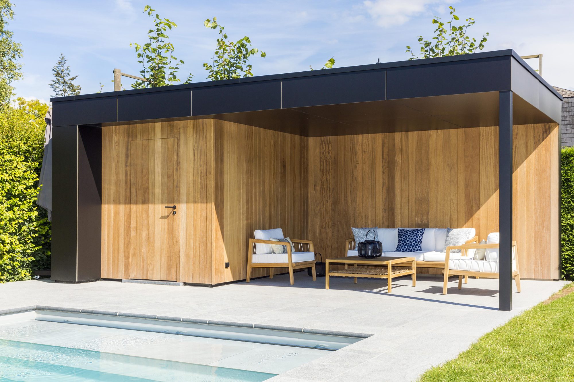 Poolhouse afgewerkt met volkern en irokohout