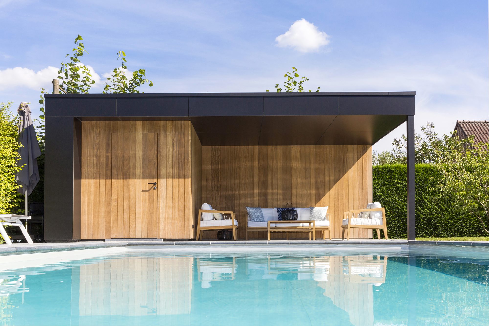 Moderne poolhouse met hout en Trespa