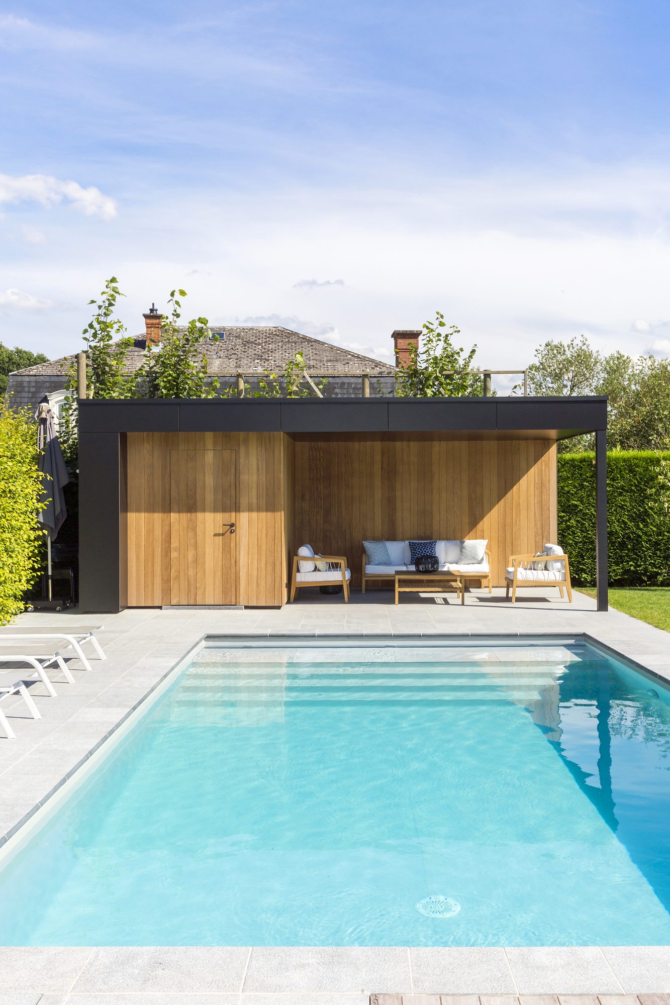 Poolhouse met Trespa en Iroko