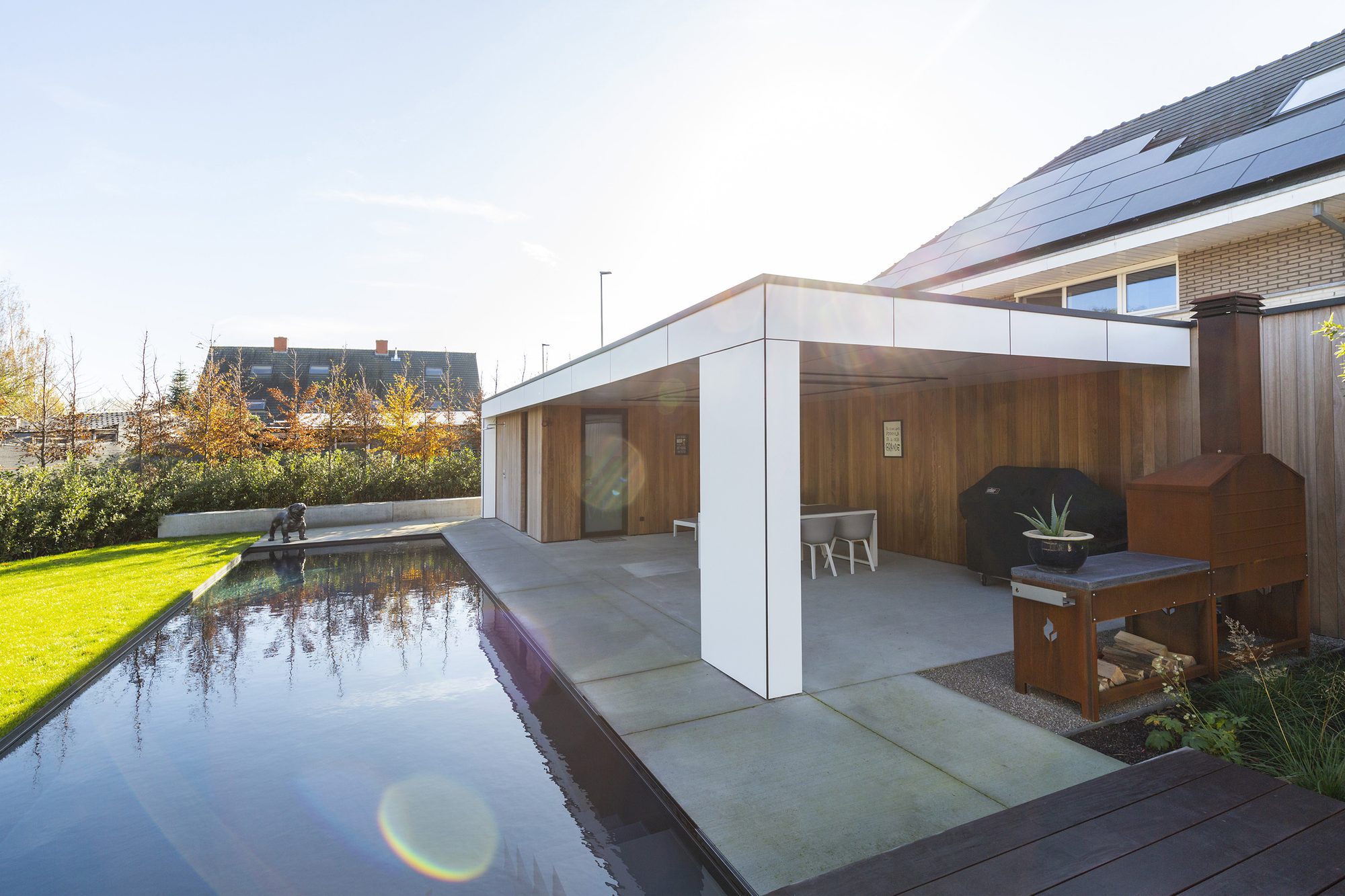 Abri de piscine avec auvent et débarras