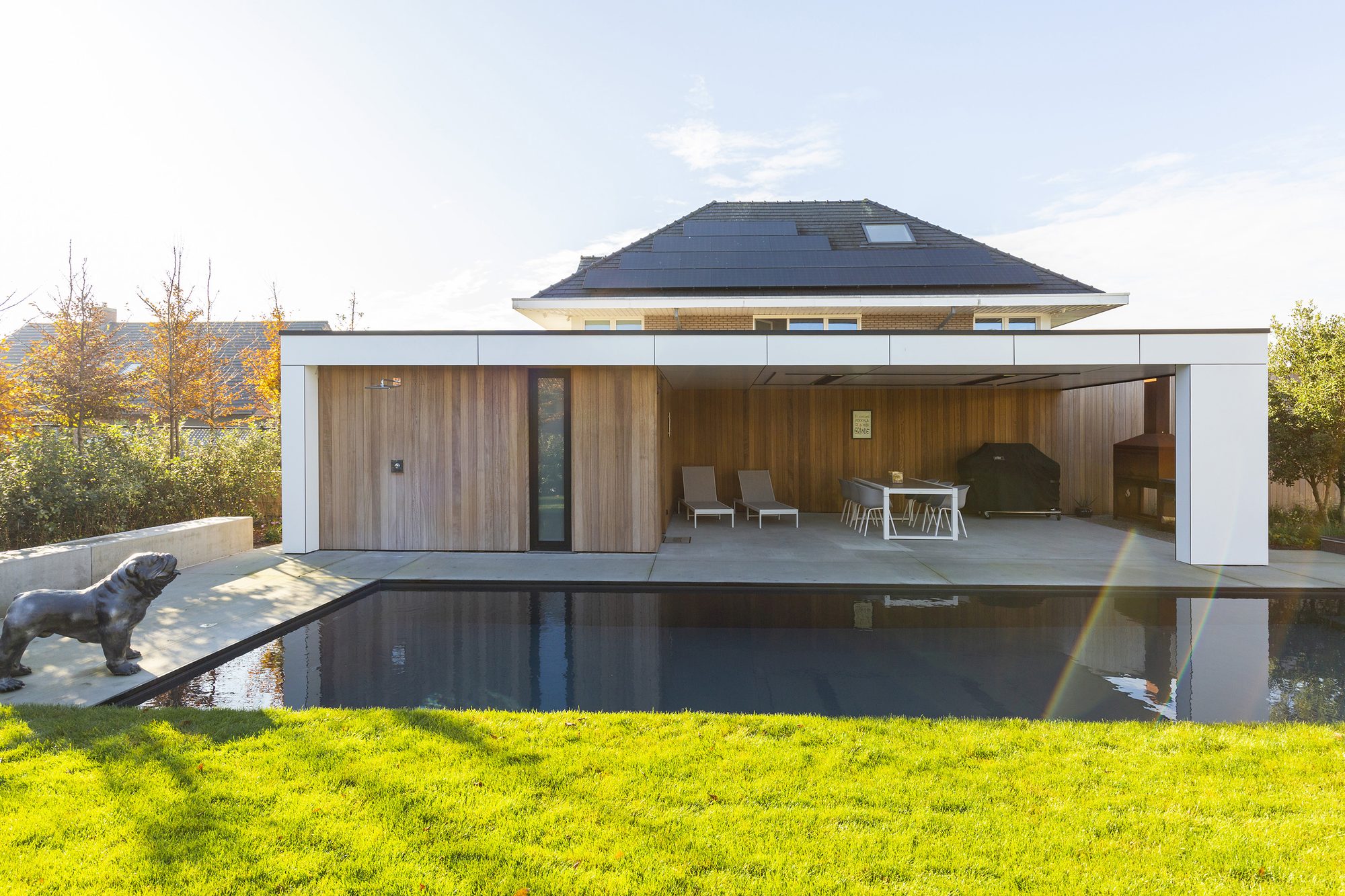 Pool house avec bois et Trespa