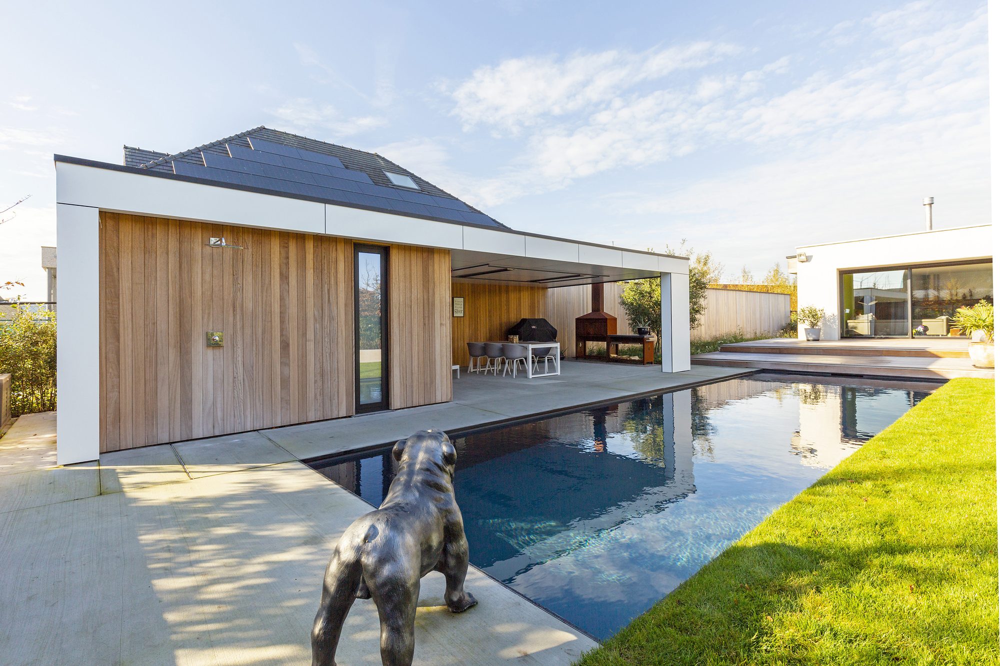 Abri de piscine design avec auvent