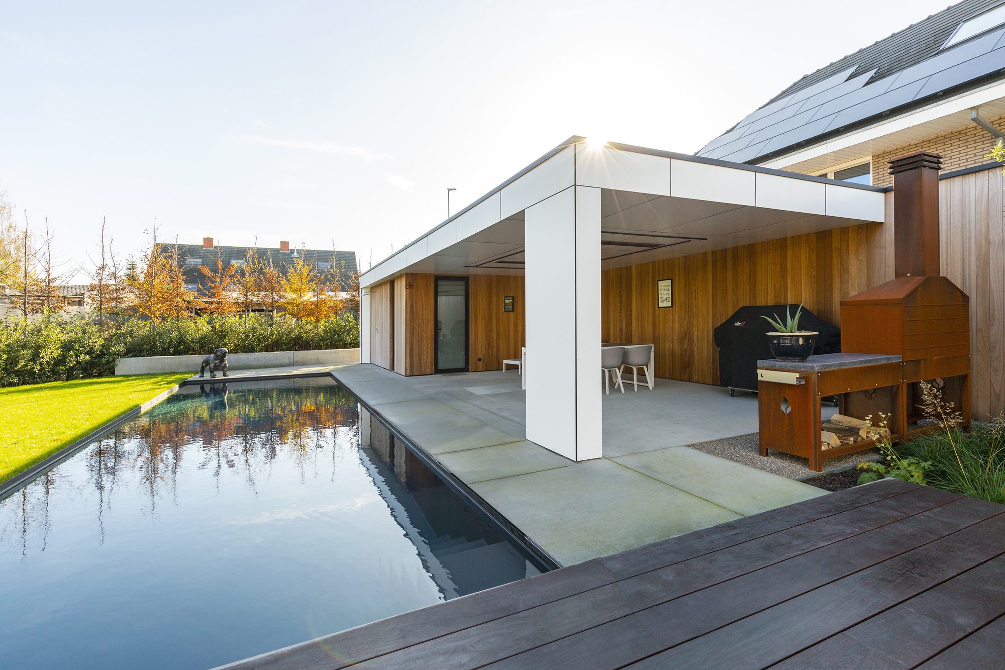 Pool house épuré avec auvent