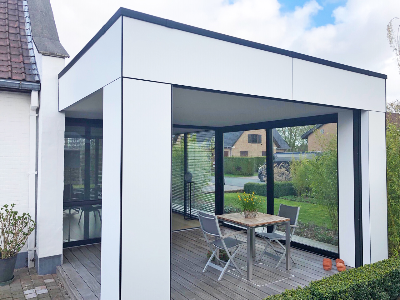 Uitbouw met overkapping in Trespa