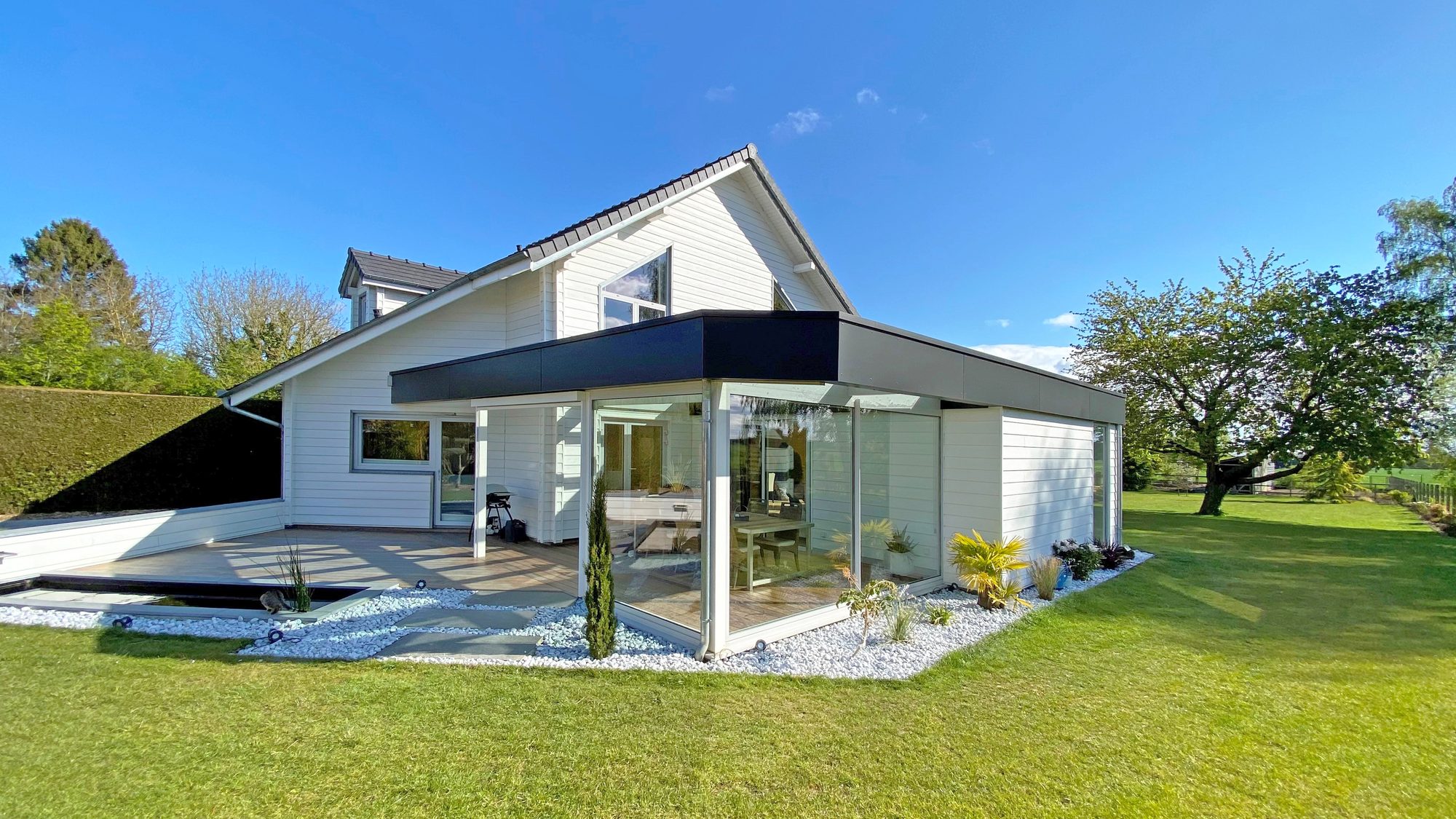 Extension véranda moderne avec bois, aluminium et Trespa