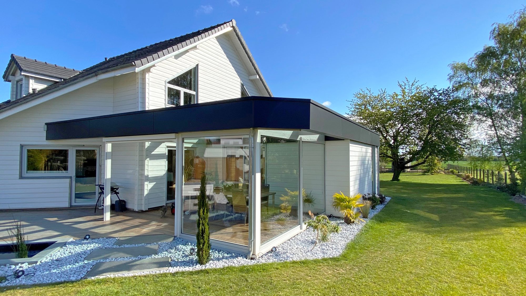 Annexe moderne avec auvent