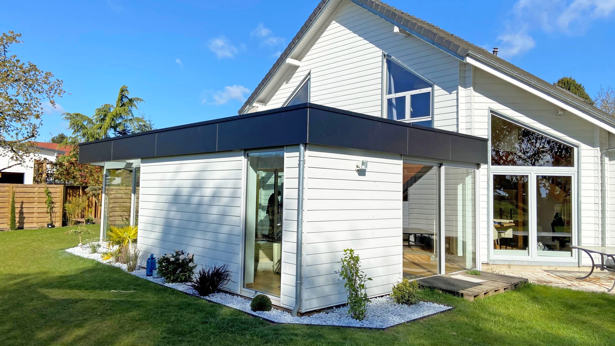 Annexe en bois tropical Moabi et bandeau en Trespa