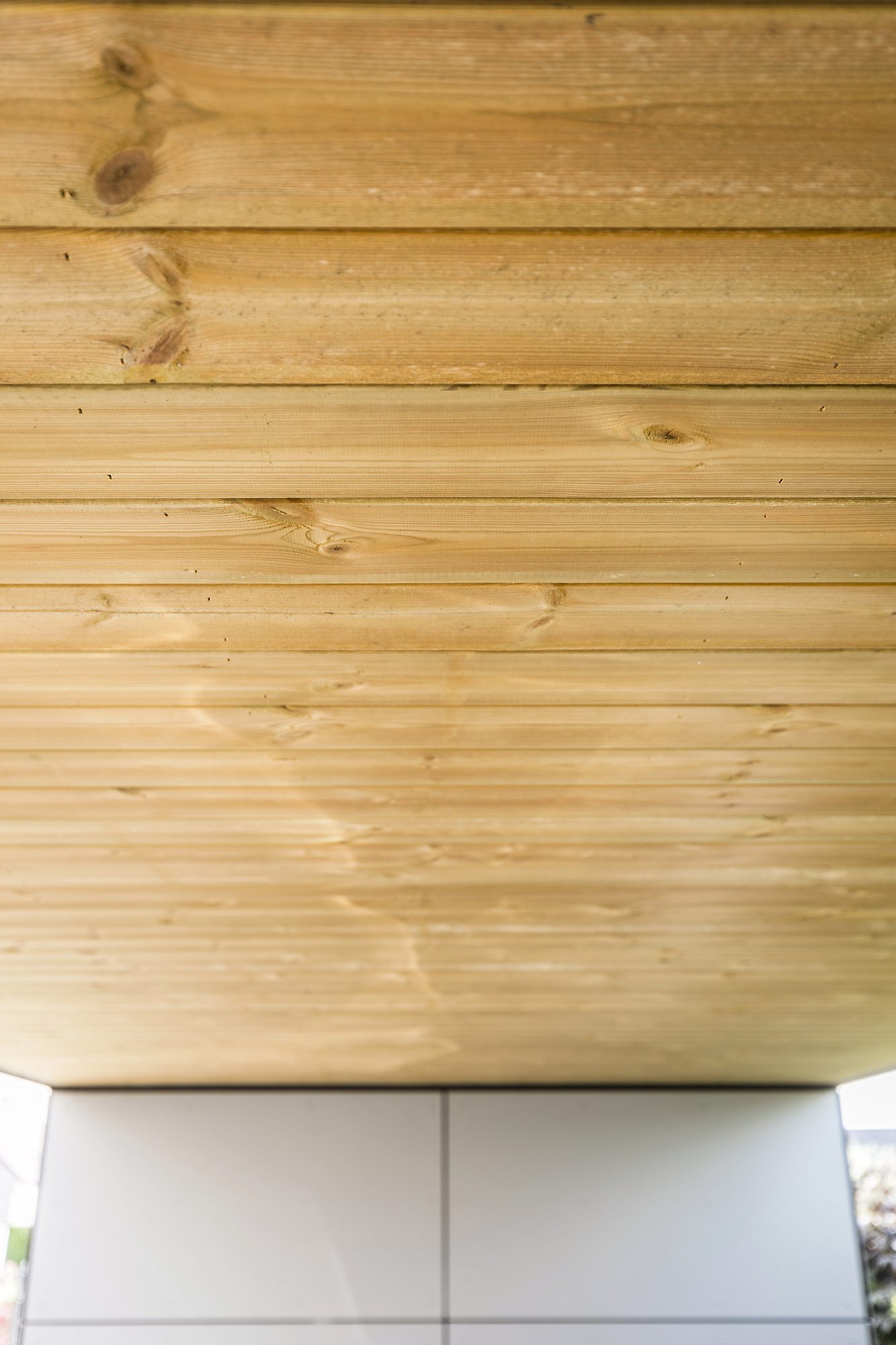 Houten plafond in Rode Noorse Den van moderne Trespa Carport