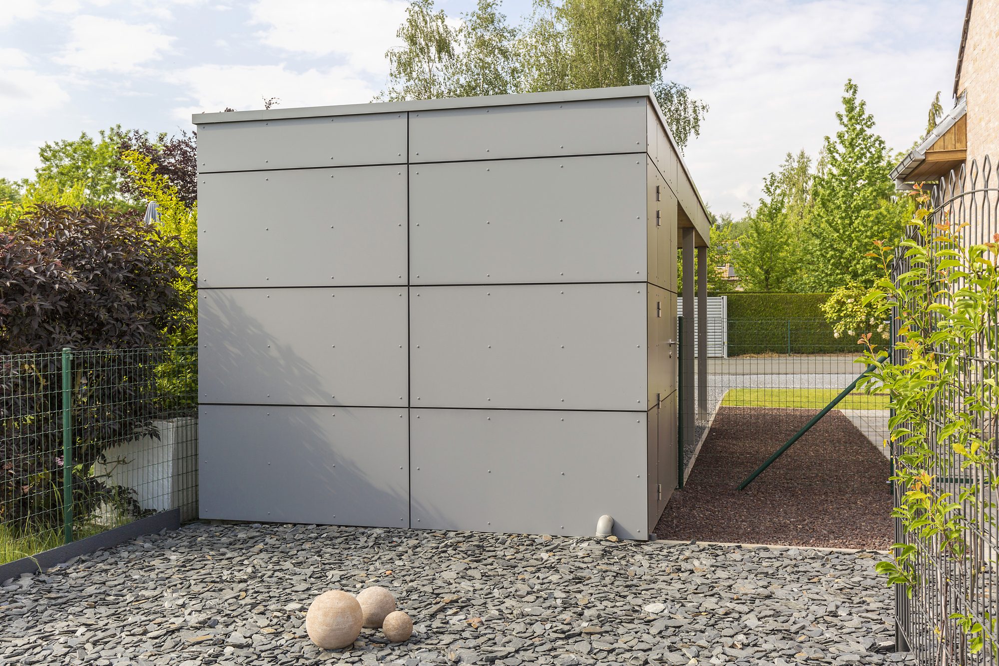 Moderne Carport in Trespa met berging en houten plafond