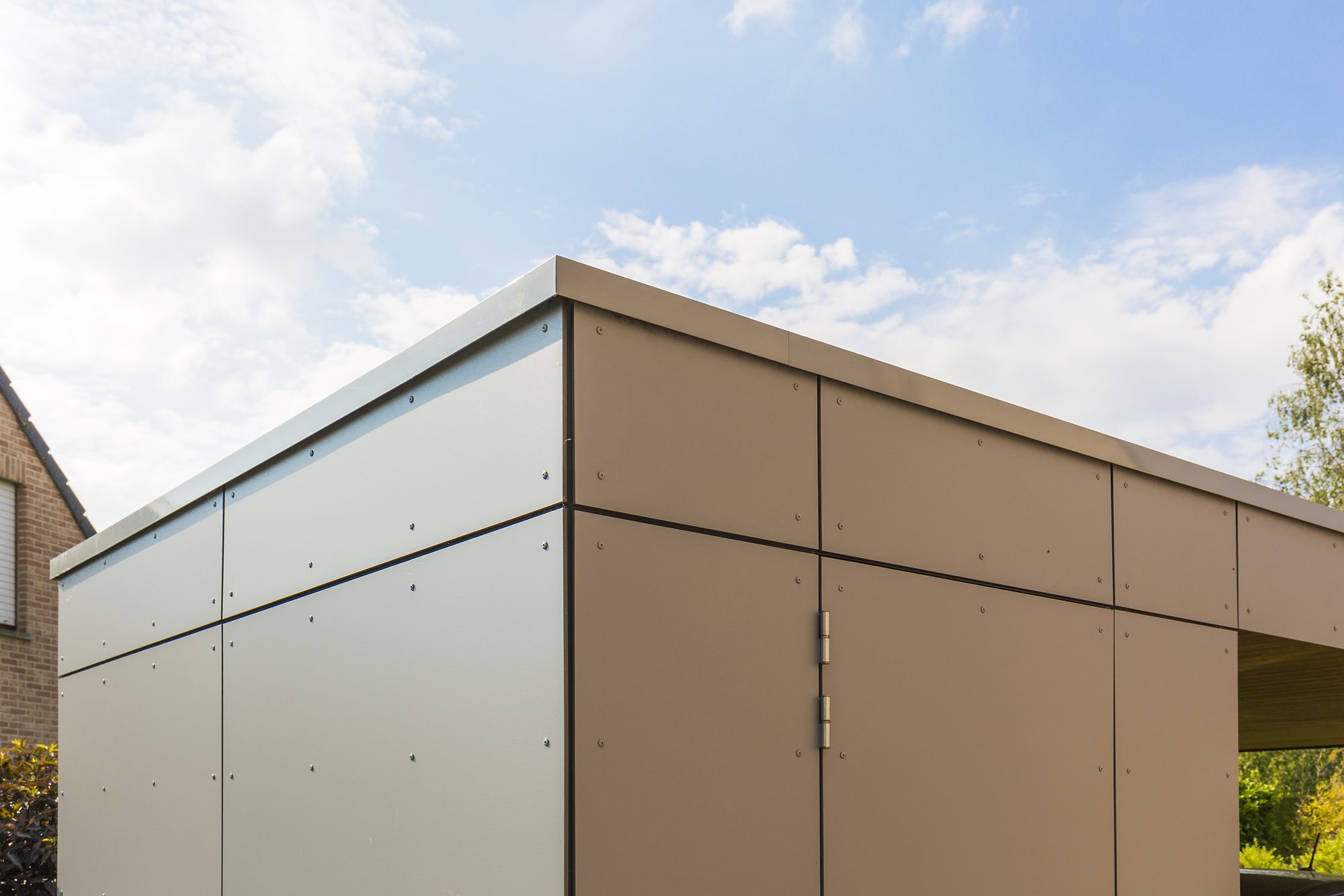 Aluminium dakomlijsting van moderne carport in Trespa