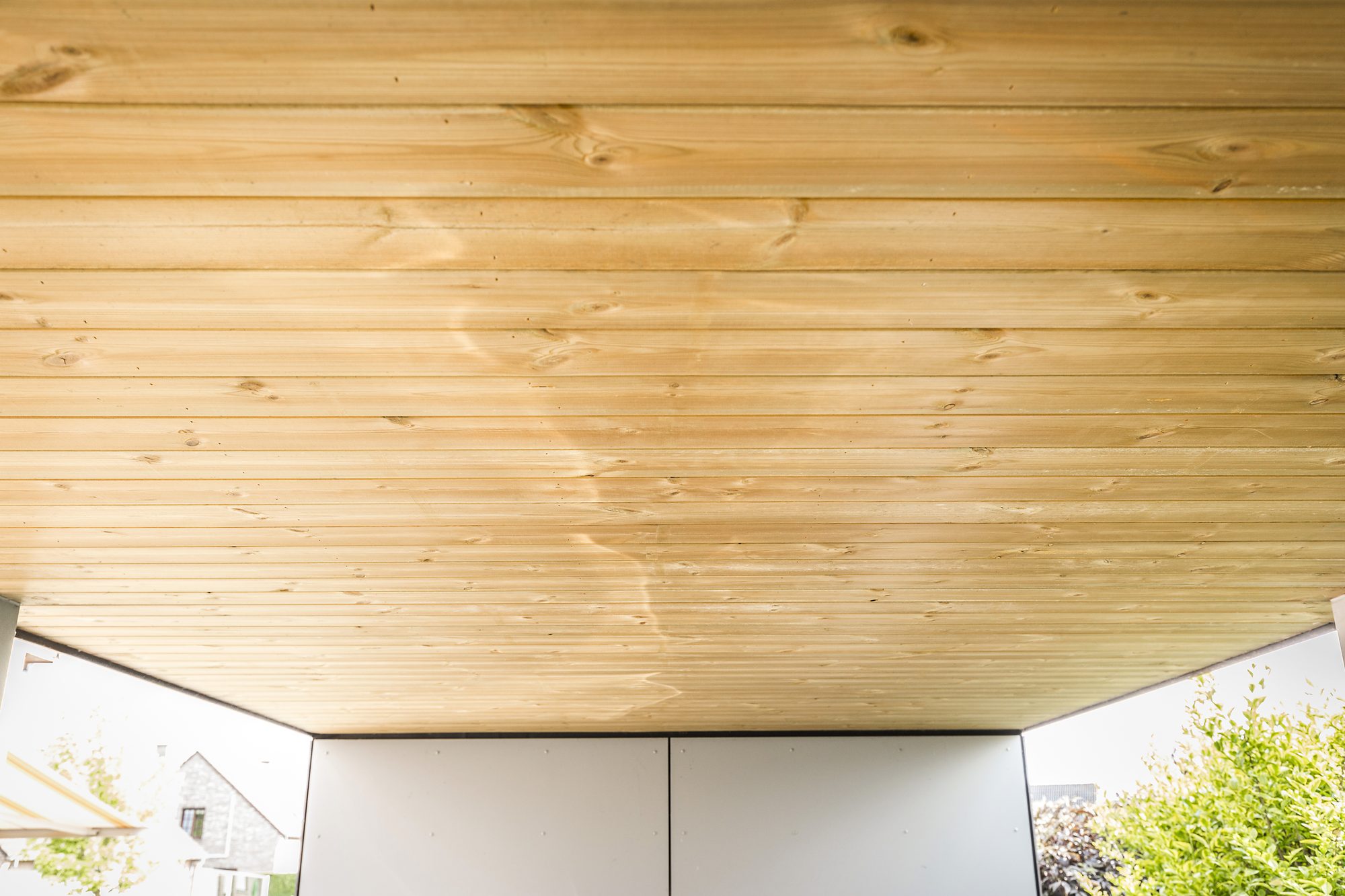 Houten Plafond in Rode Noorse Den van Trespa Carport