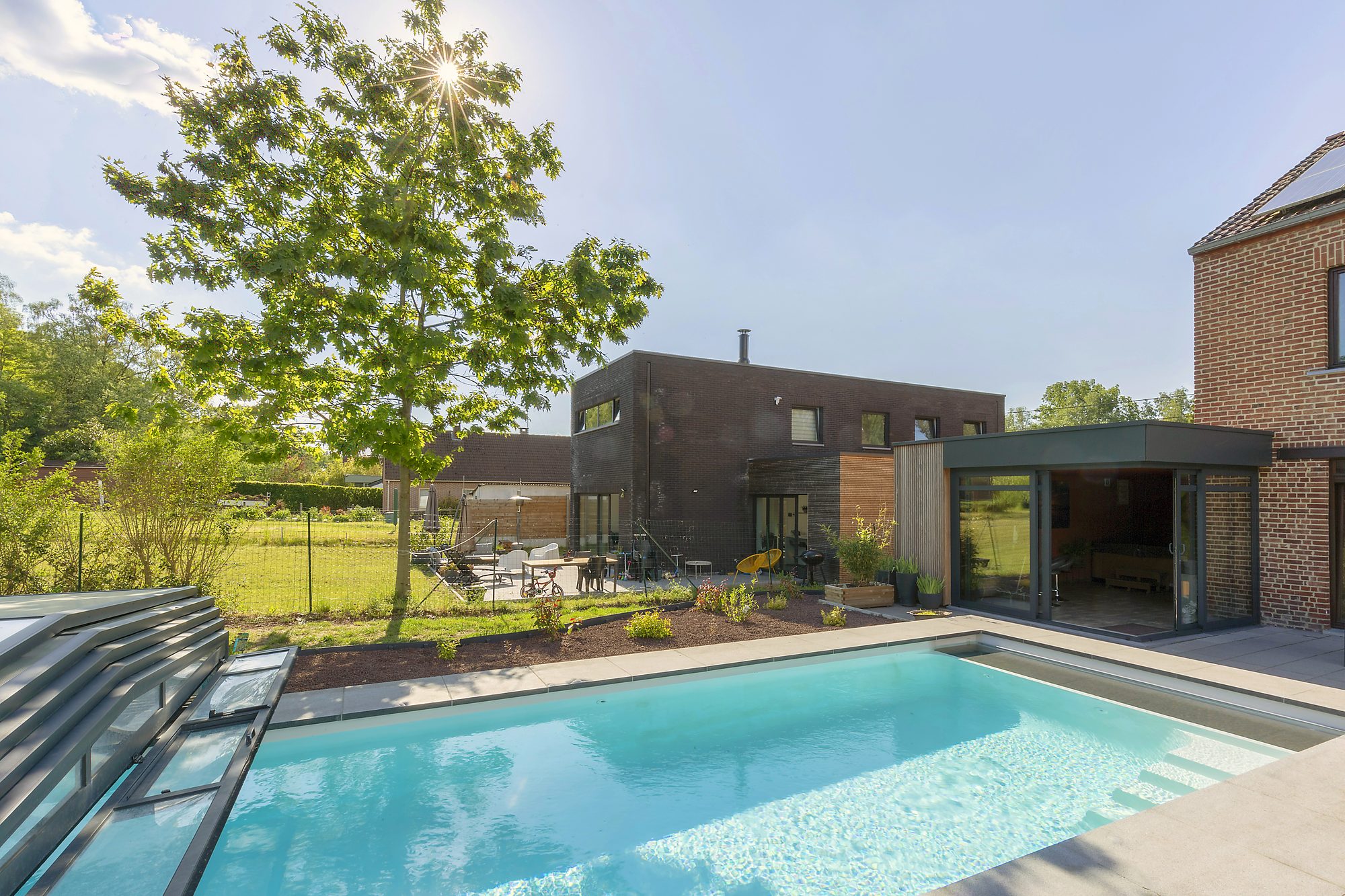 Extension de maison en aluminium, Trespa et bois Afrormosia