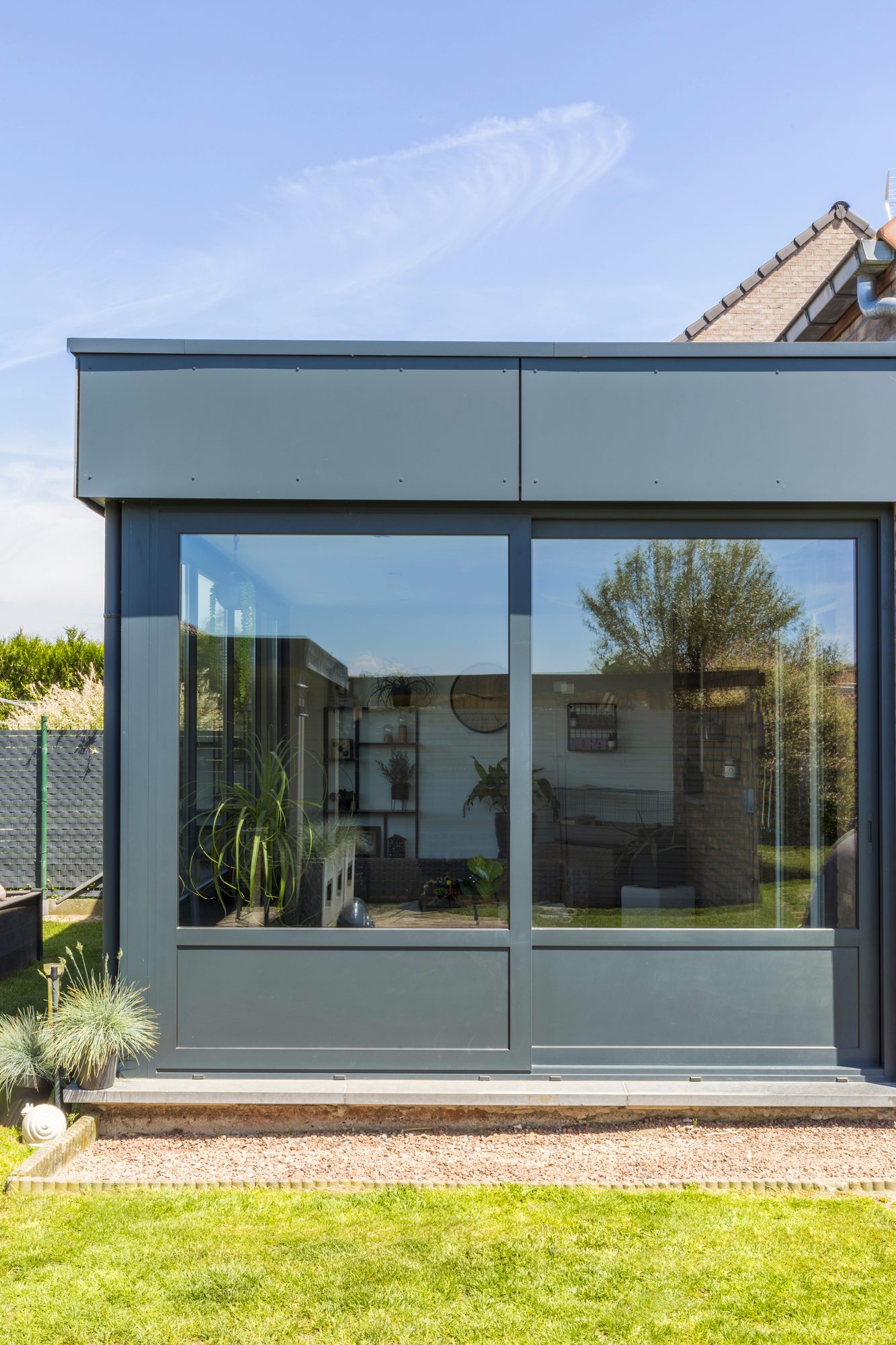 Moderne woonuitbreiding met aluminium & trespa panelen
