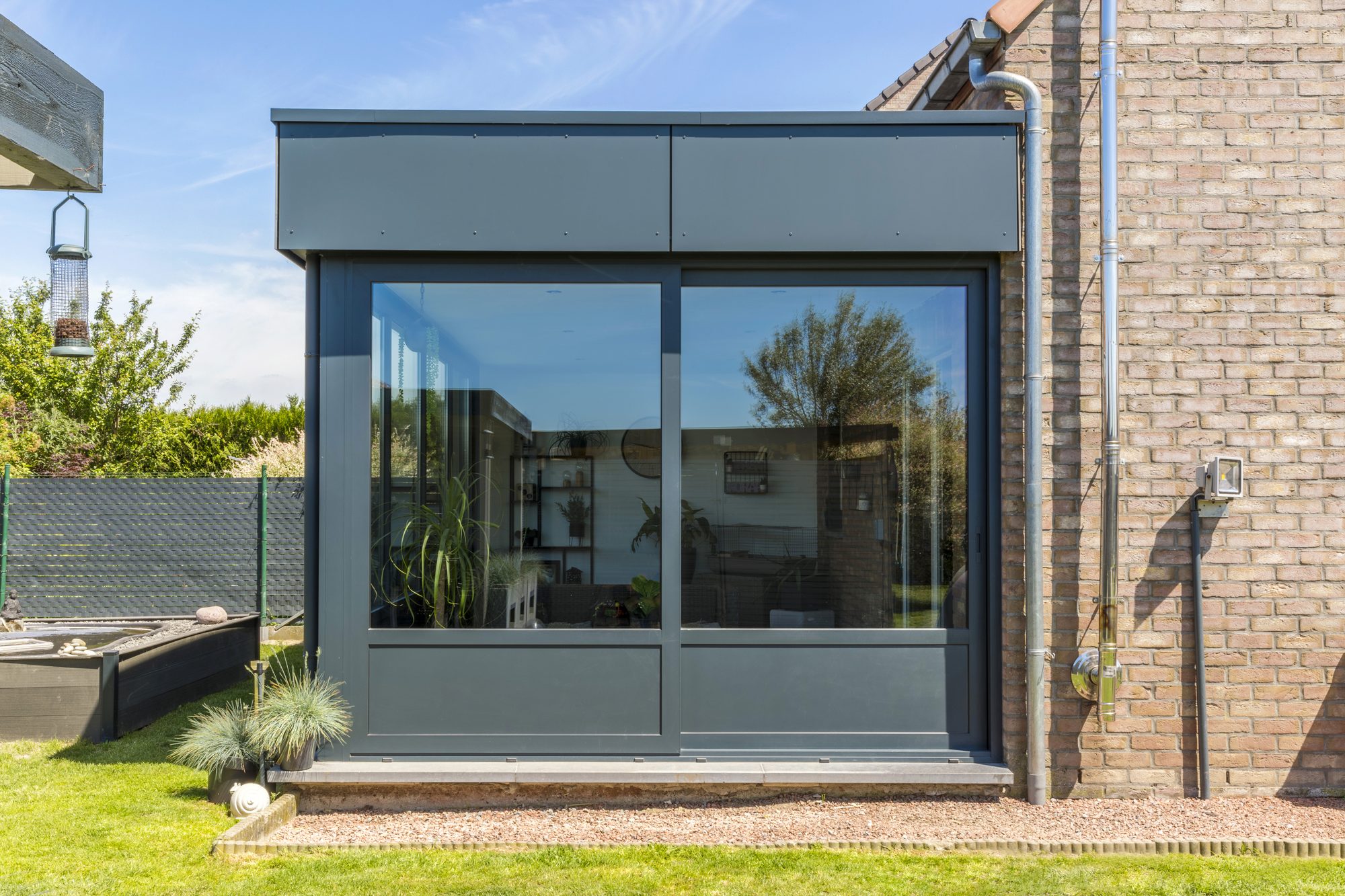 Uitbouw met aluminium ramen en Trespa dakrand