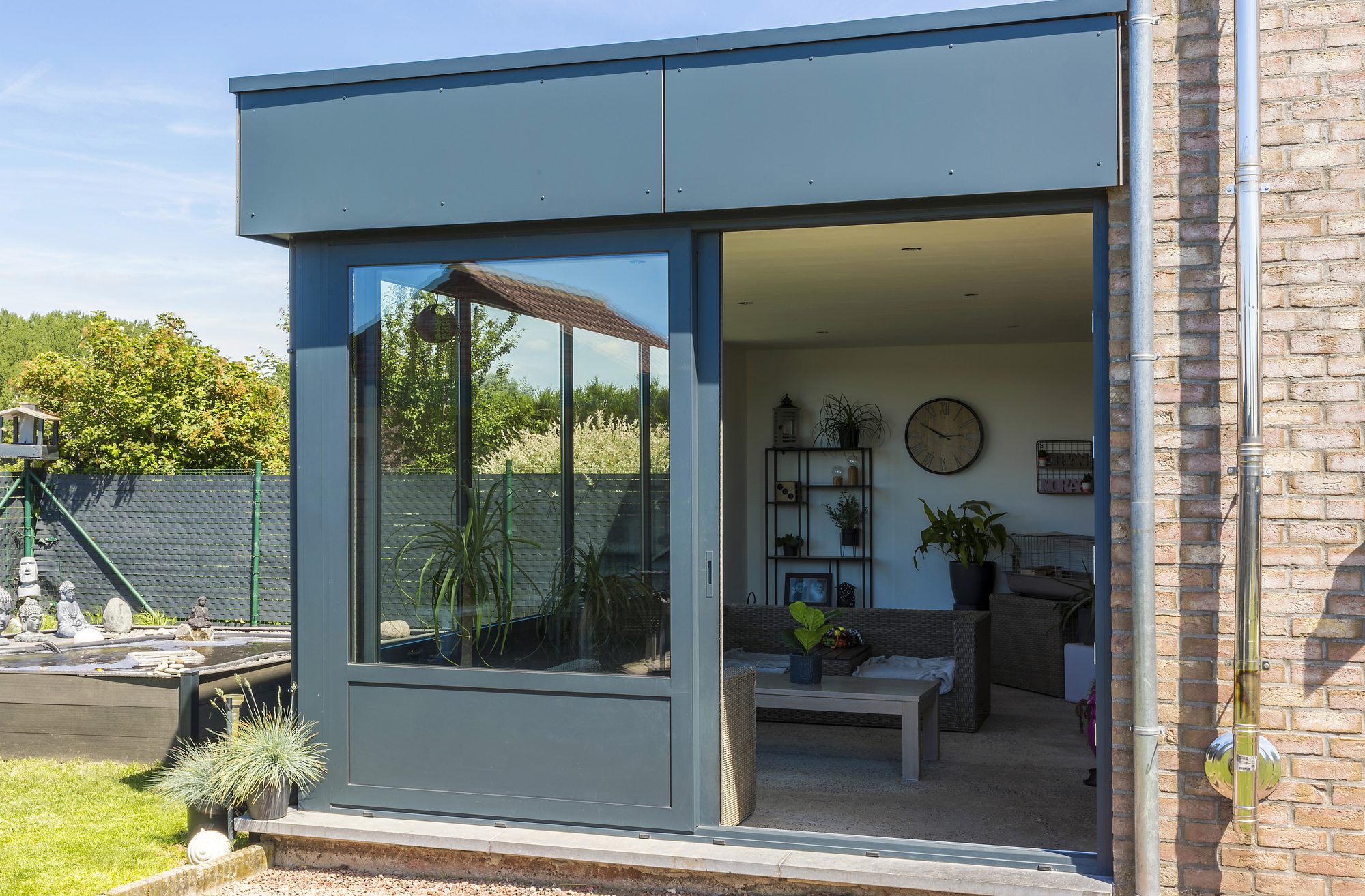 Moderne uitbouw in aluminium en trespa