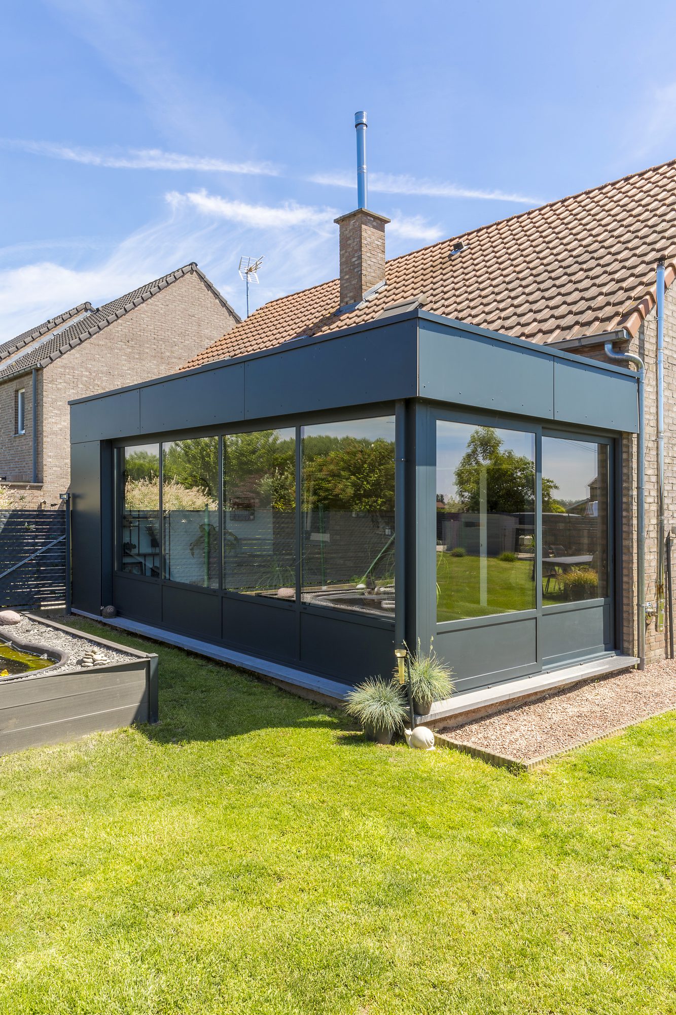 Moderne leefveranda met aluminium en trespa